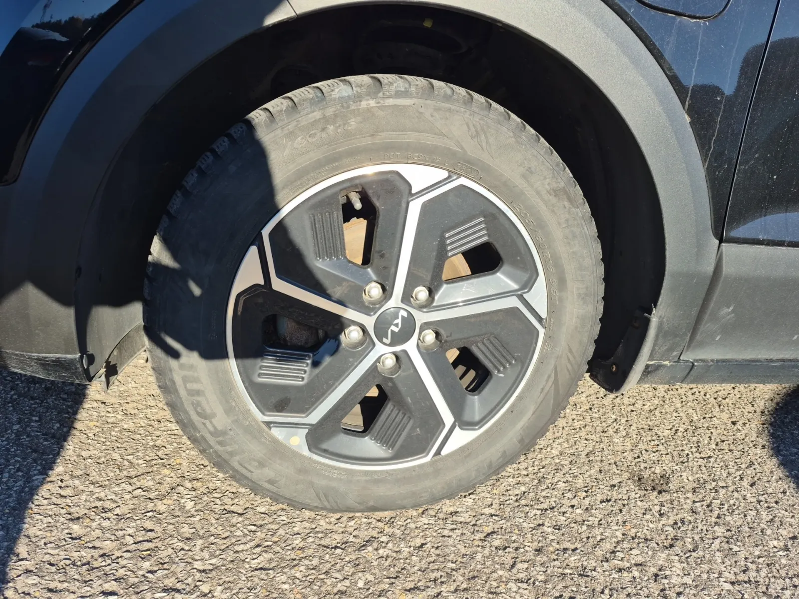 Front driver wheel/tire photo