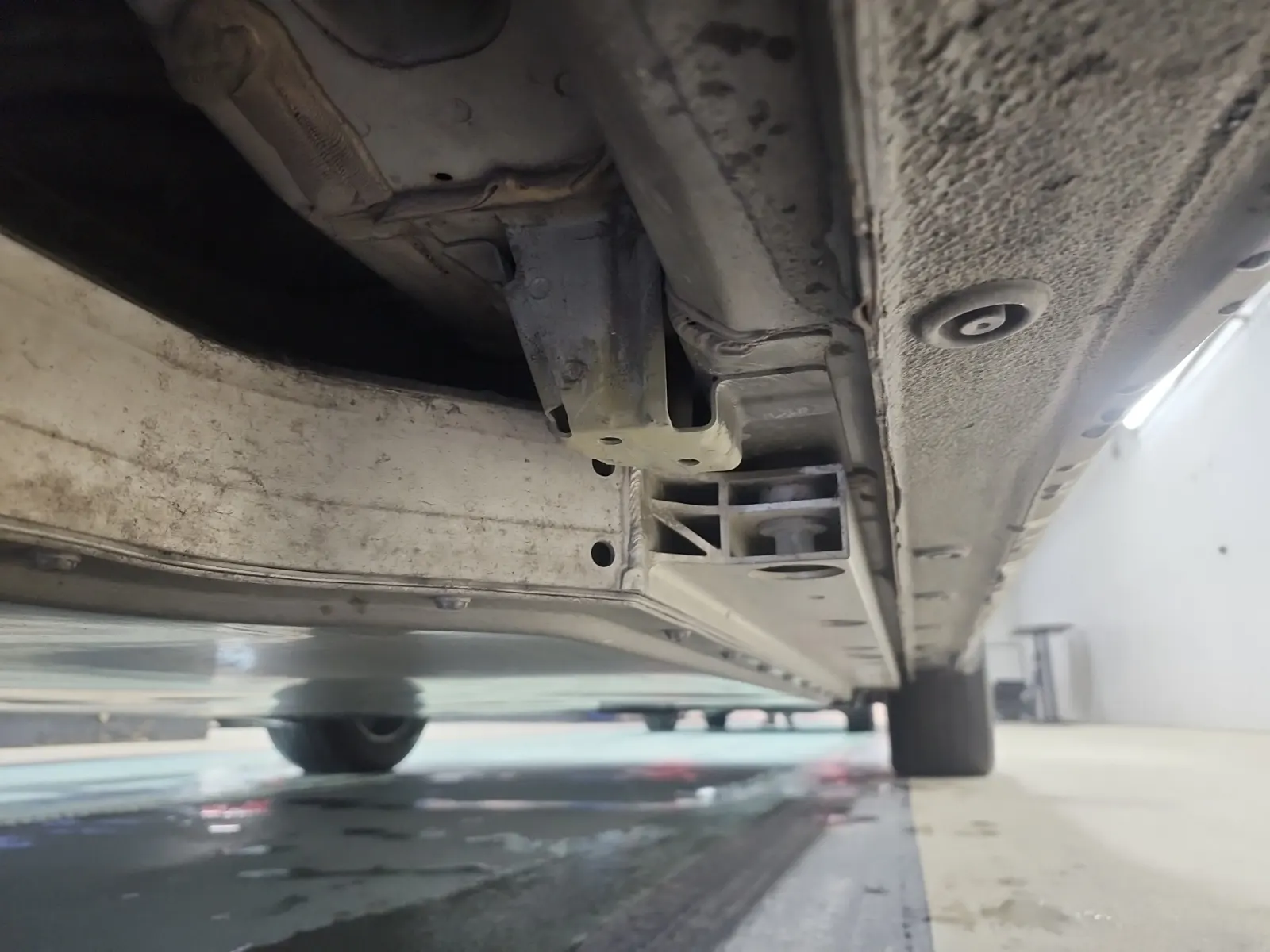 Undercarriage - Passenger Photo