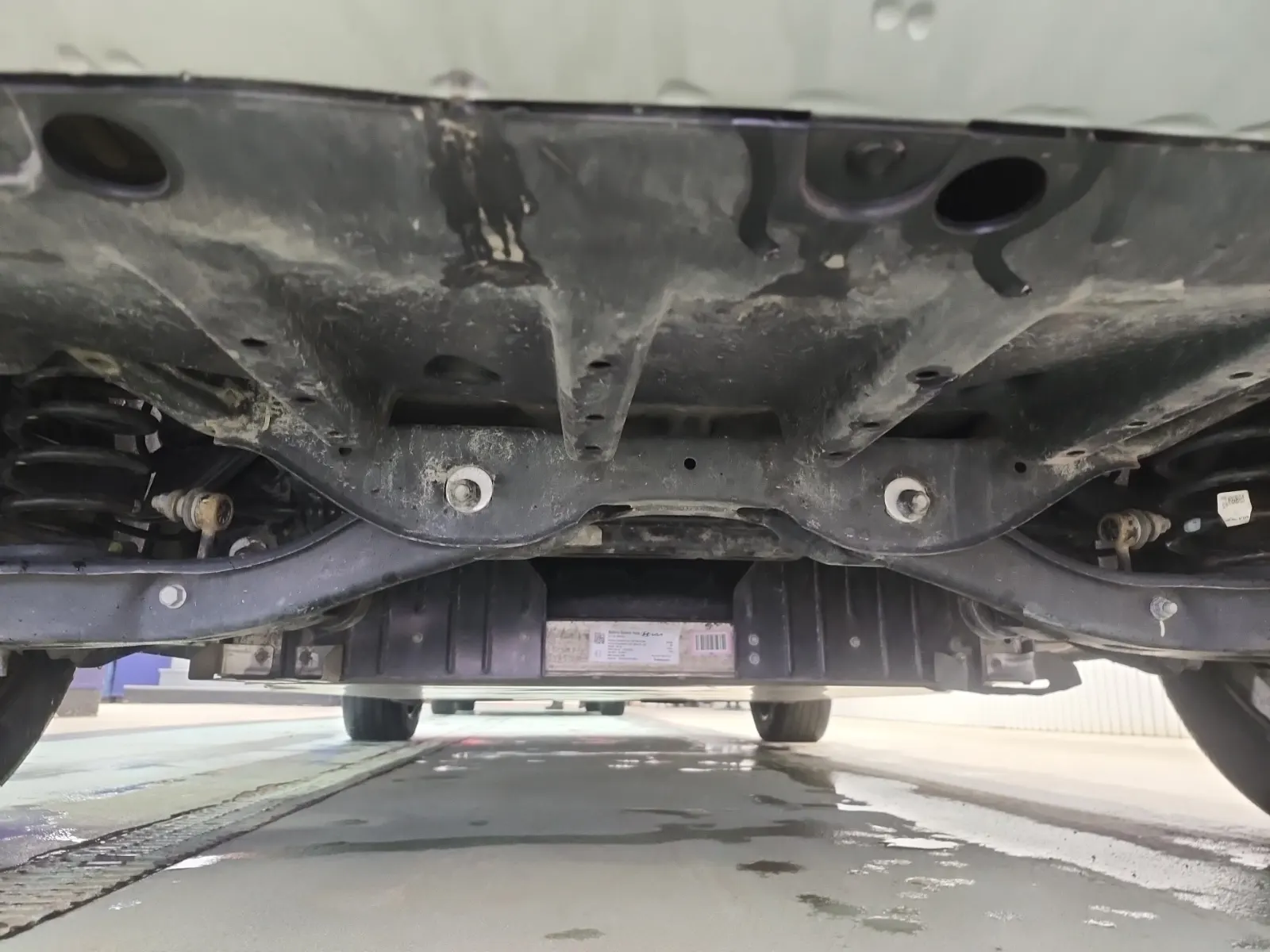 Undercarriage - Rear Photo