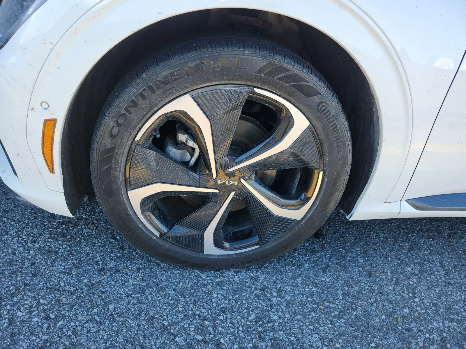 Front driver wheel/tire photo