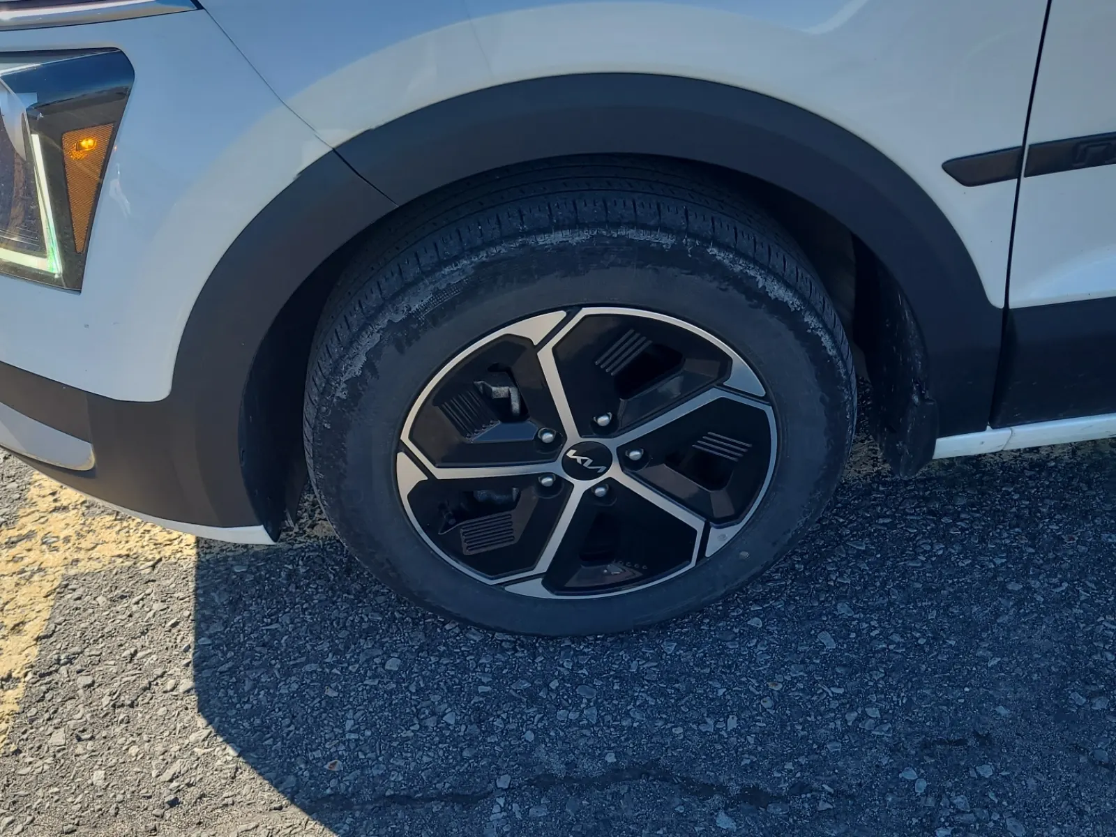Front driver wheel/tire photo