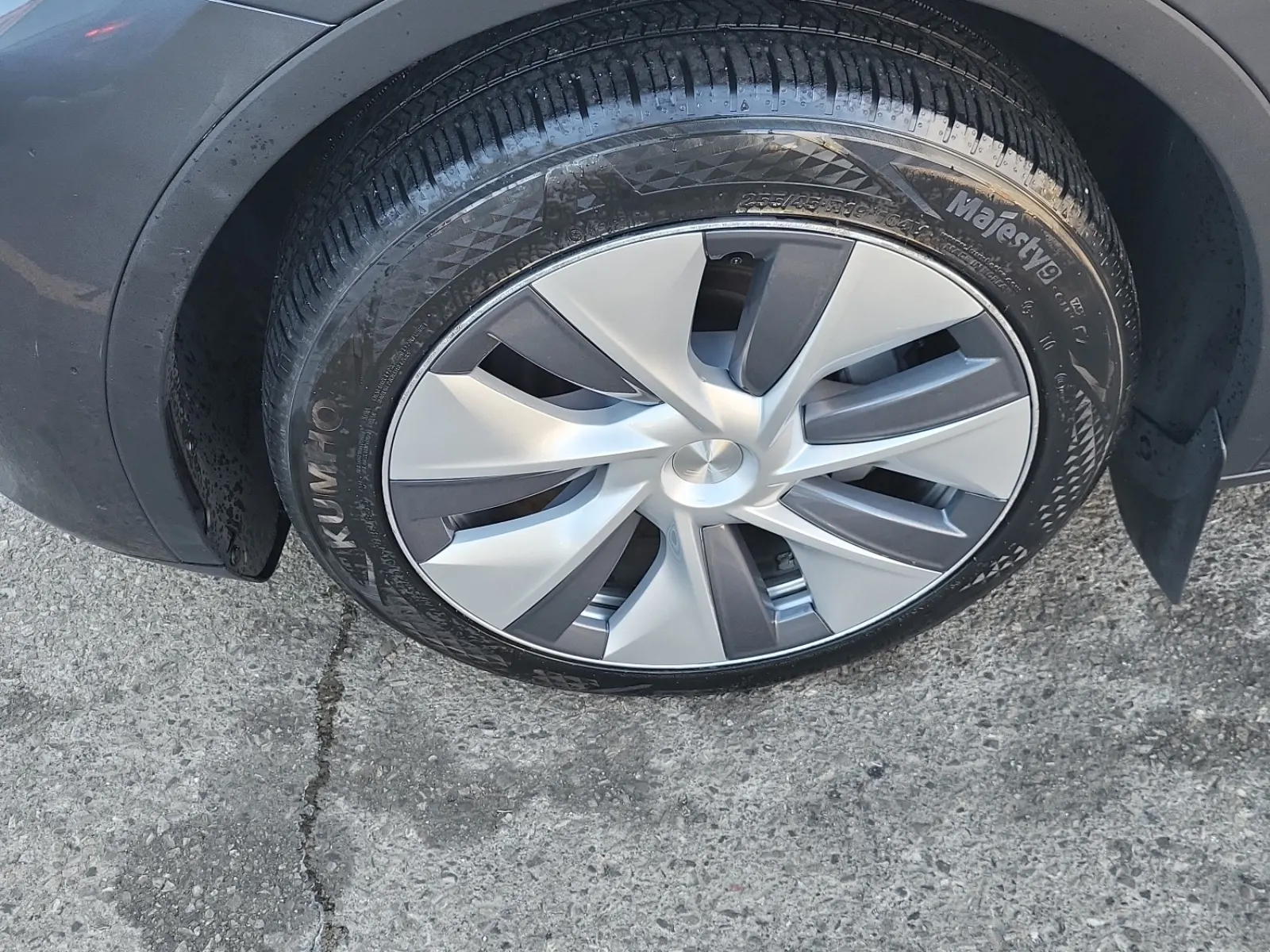 Front driver wheel/tire photo