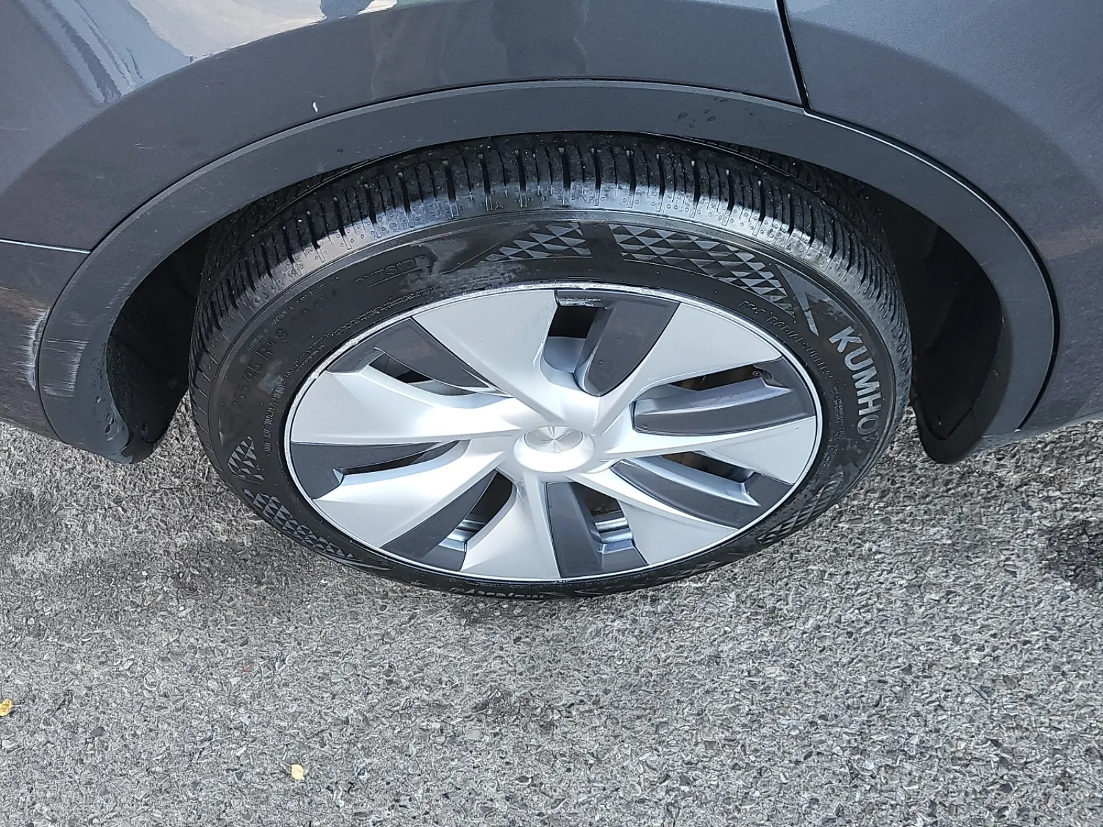 Right Rear Wheel/Tire Photo