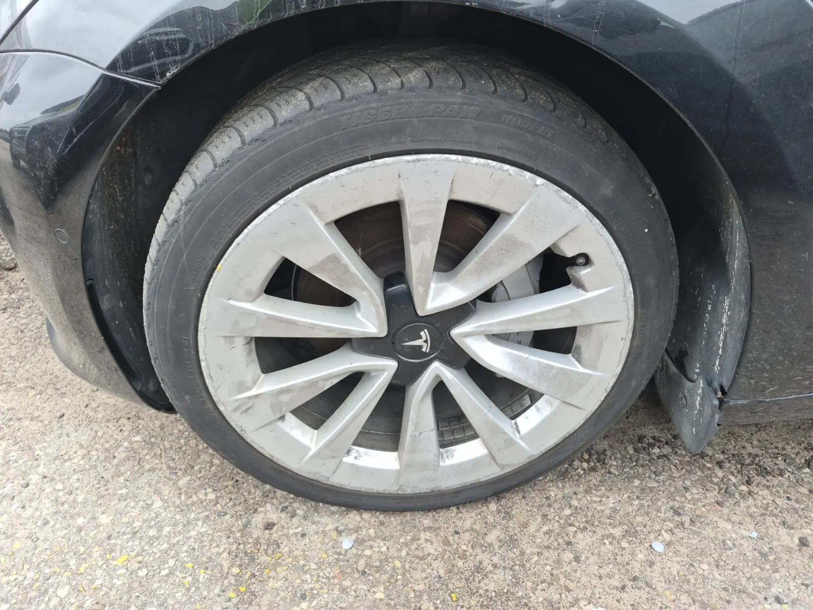 Front driver wheel/tire photo