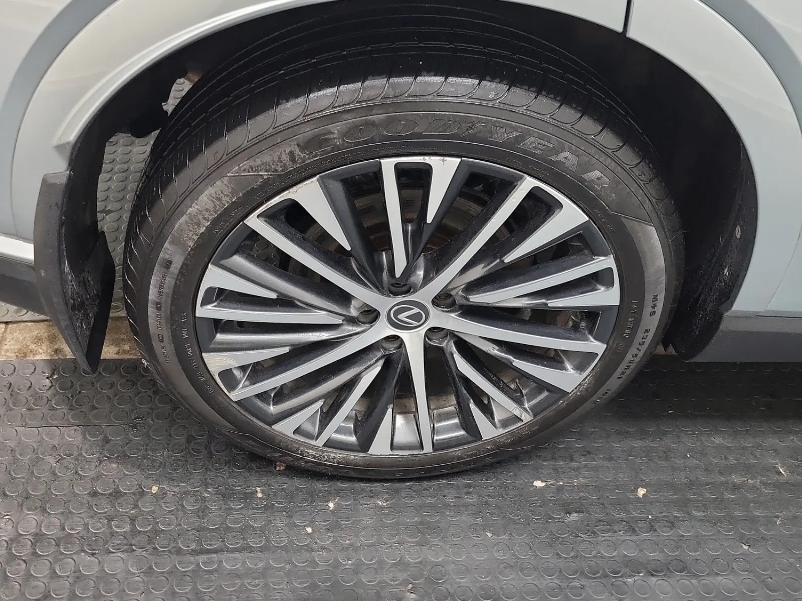 Right Rear Wheel/Tire Photo