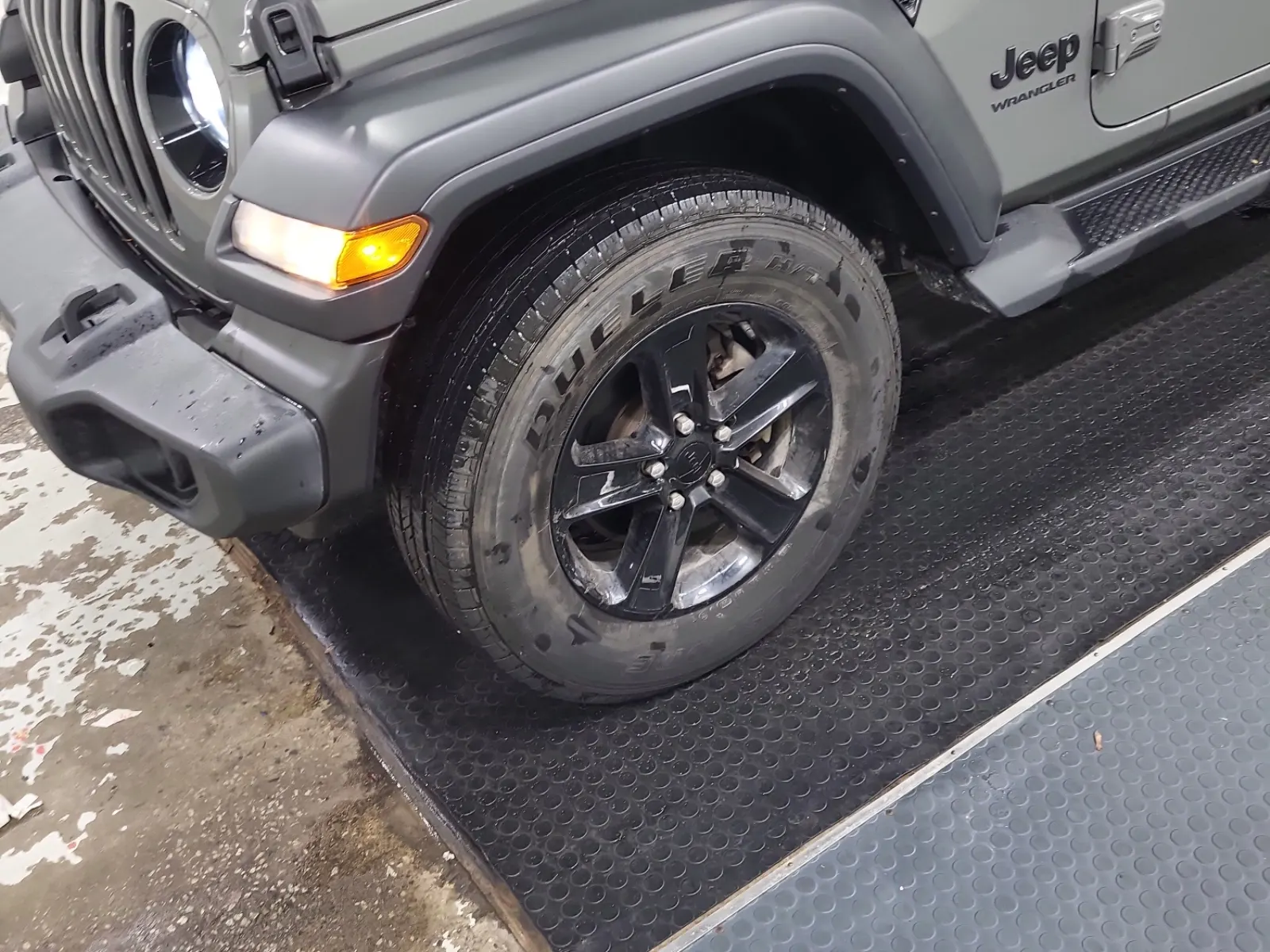 Front driver wheel/tire photo