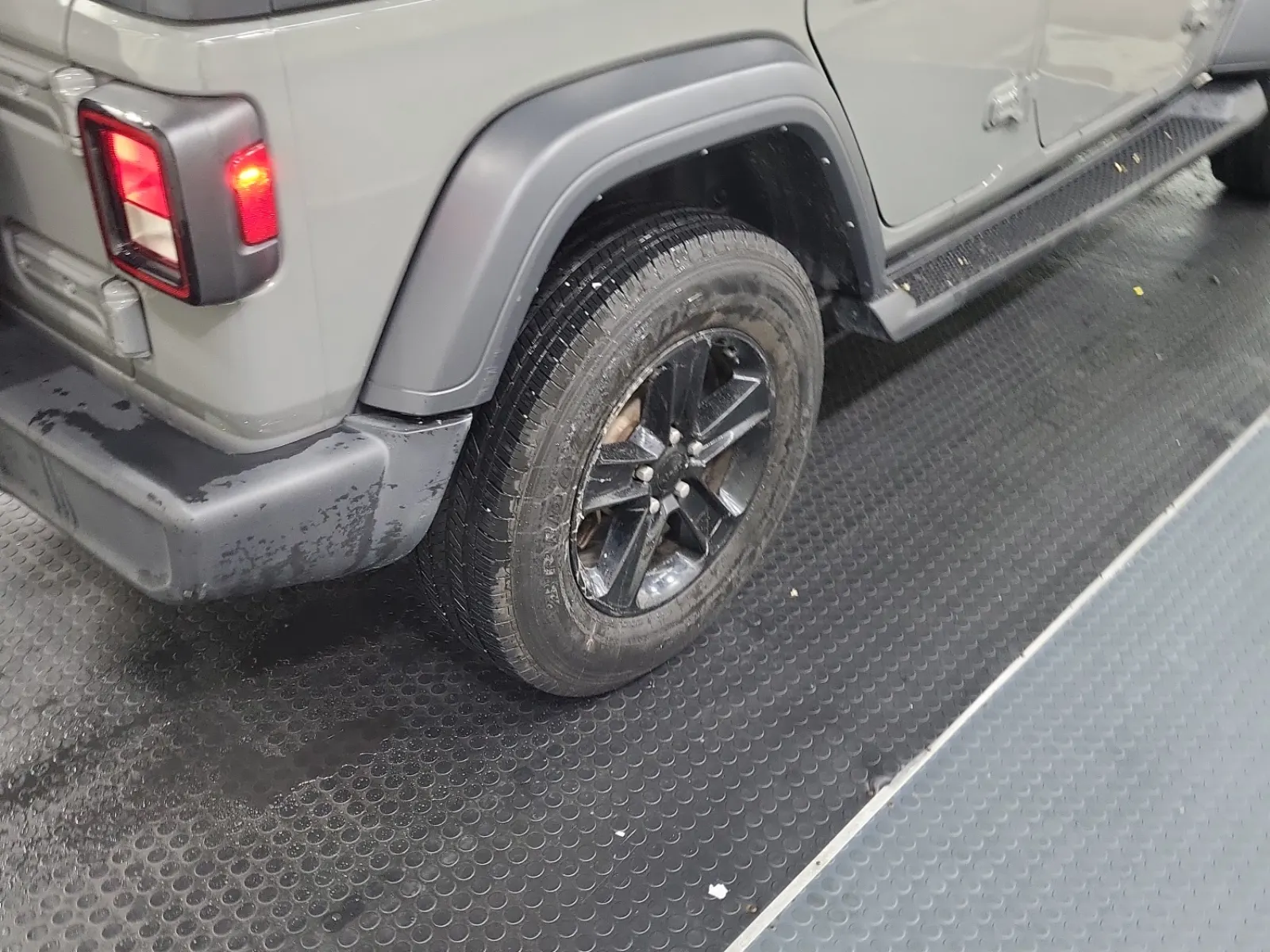 Right Rear Wheel/Tire Photo
