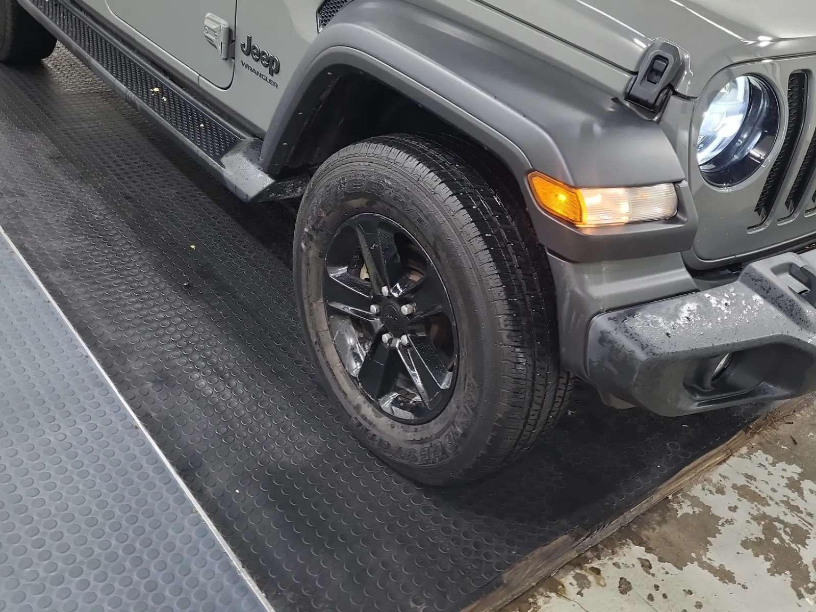 Right Front Wheel/Tire Photo