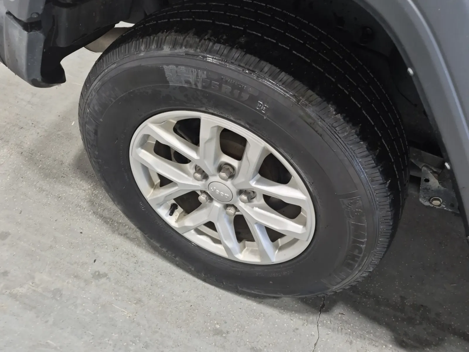 Right Rear Wheel/Tire Photo