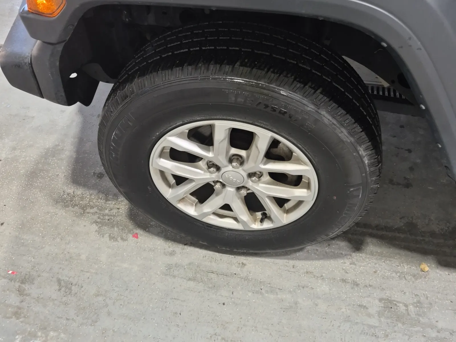 Front driver wheel/tire photo