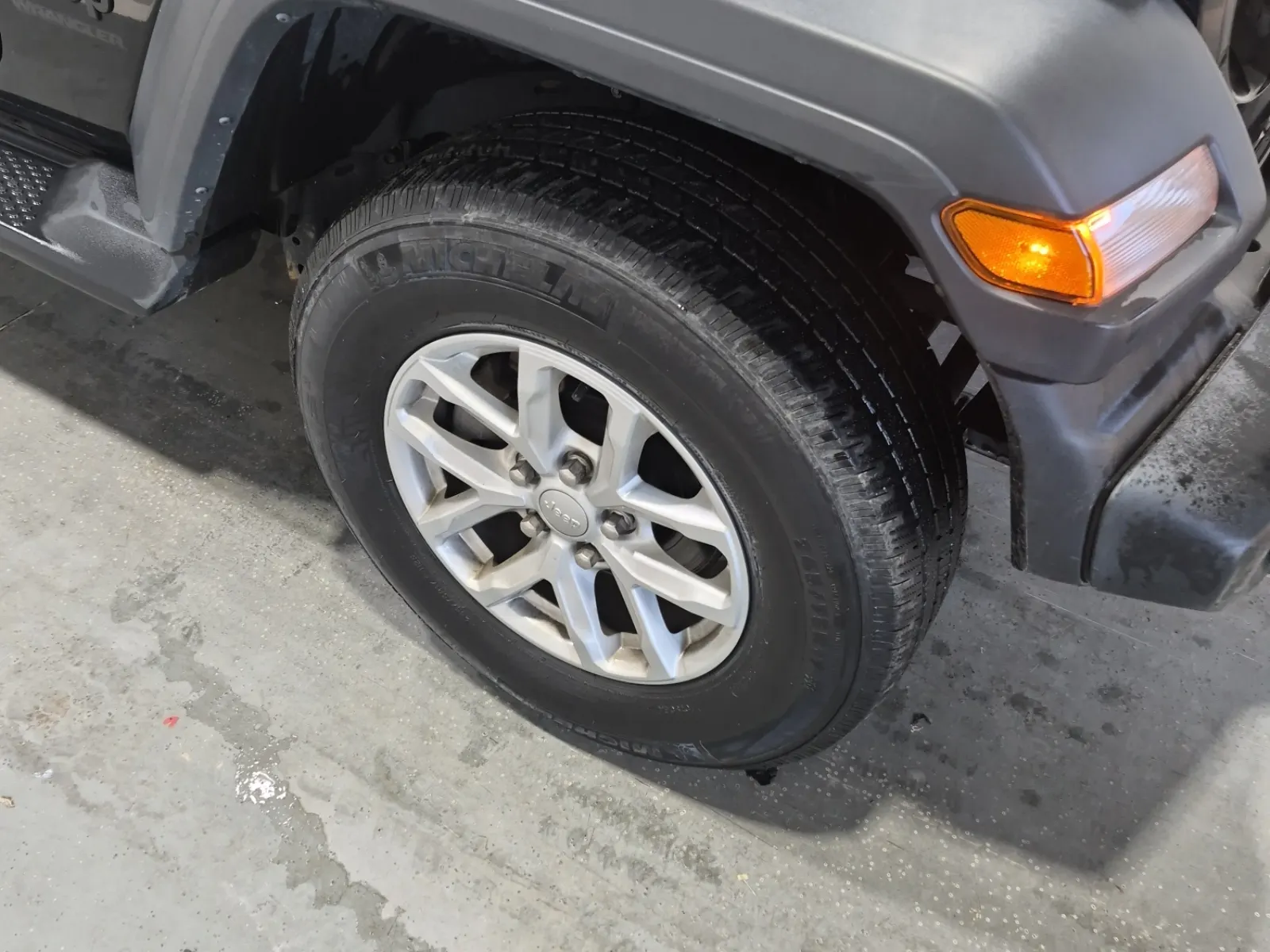Right Front Wheel/Tire Photo