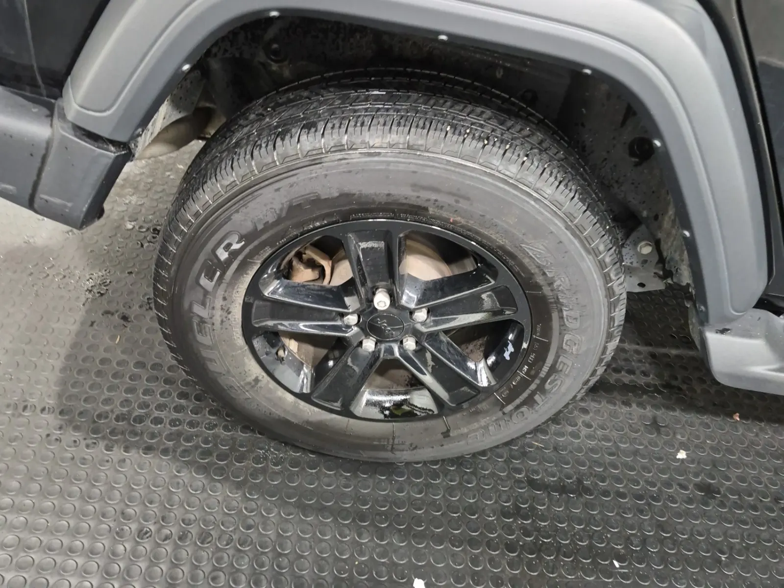 Right Rear Wheel/Tire Photo