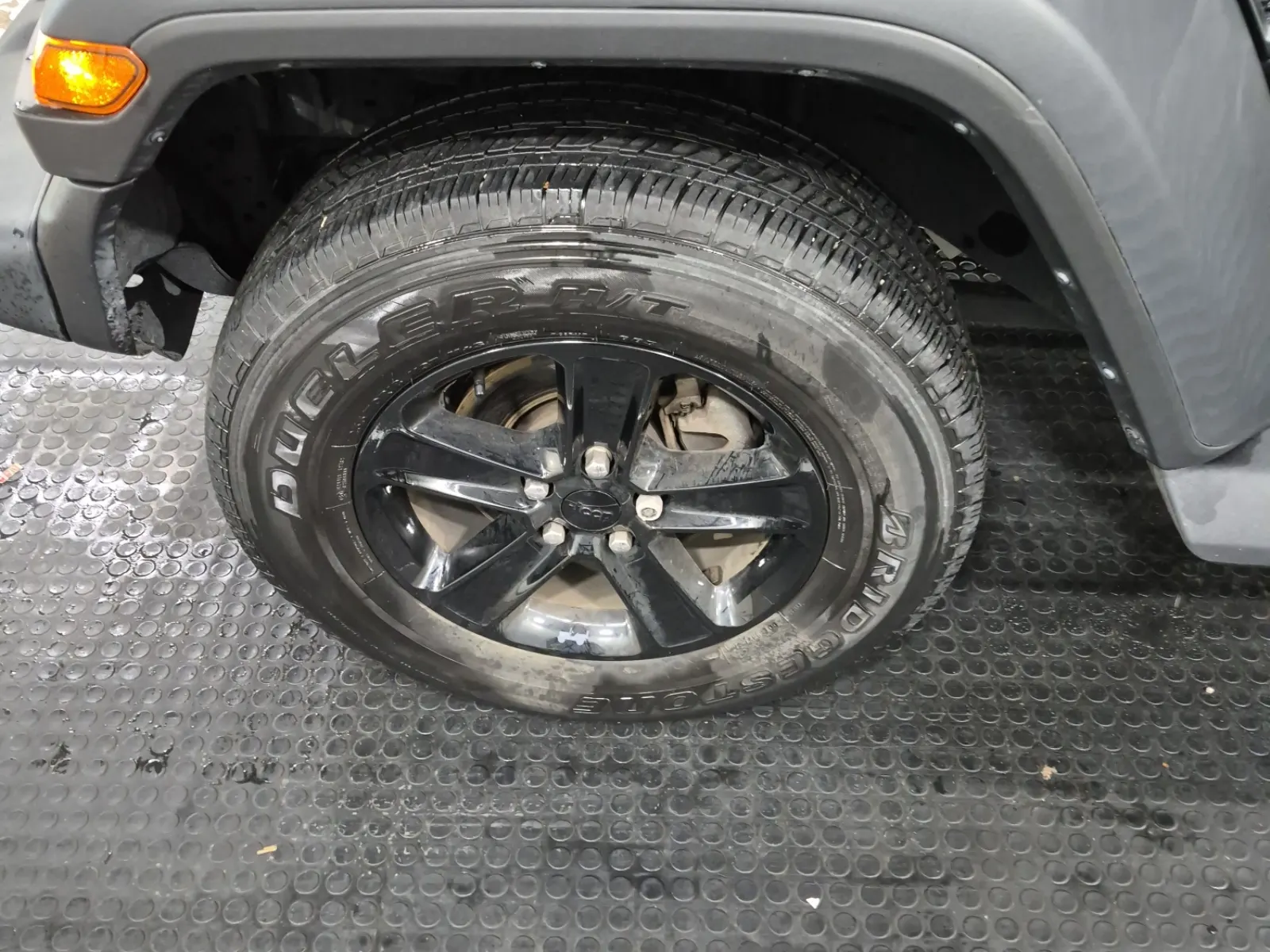 Front driver wheel/tire photo