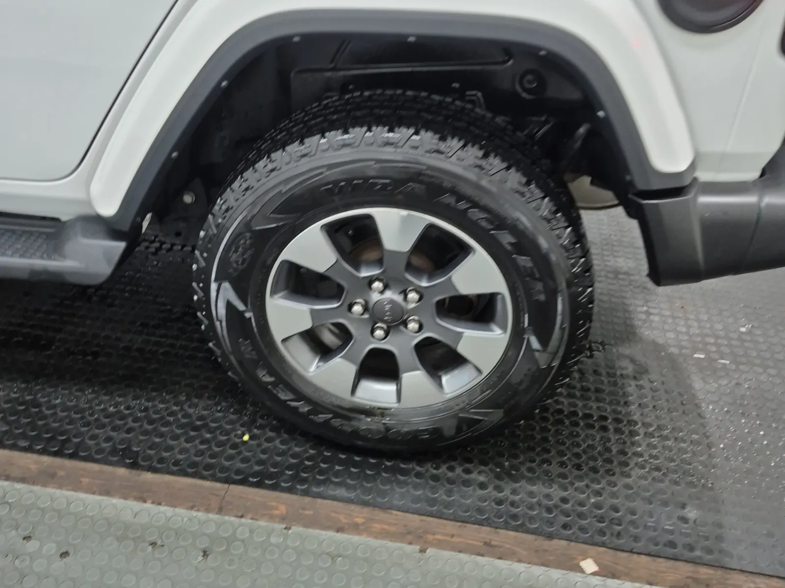 Left Rear Wheel/Tire Photo