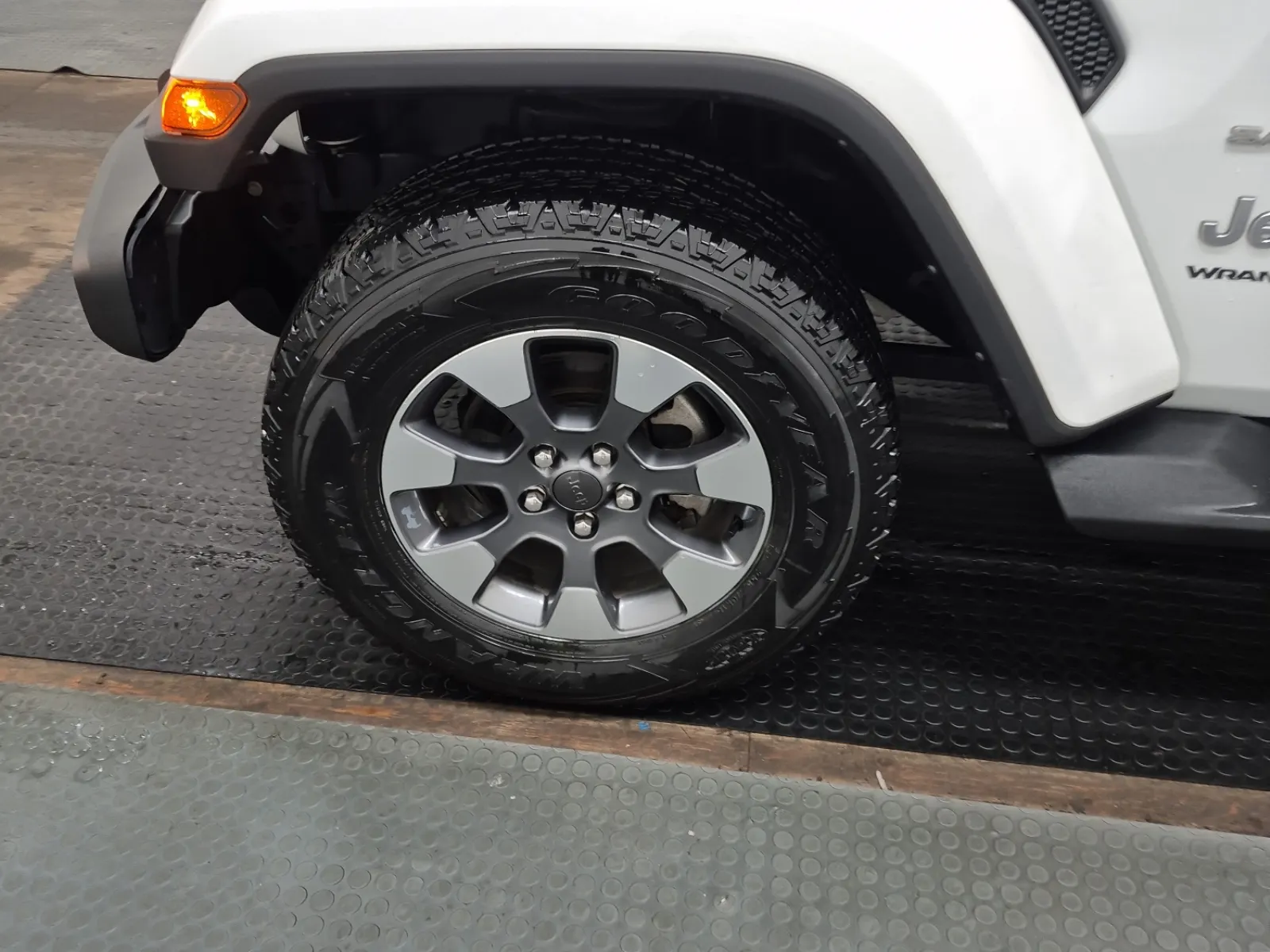 Front driver wheel/tire photo