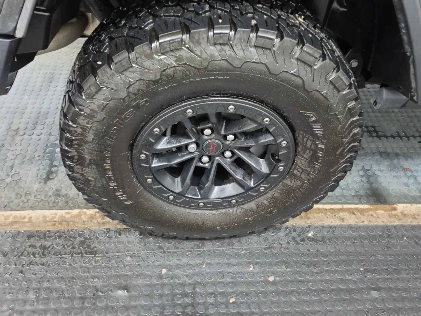 Right Rear Wheel/Tire Photo