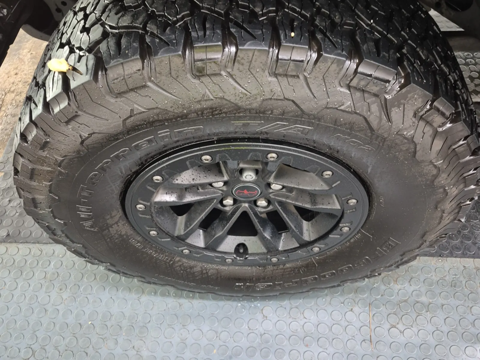 Front driver wheel/tire photo