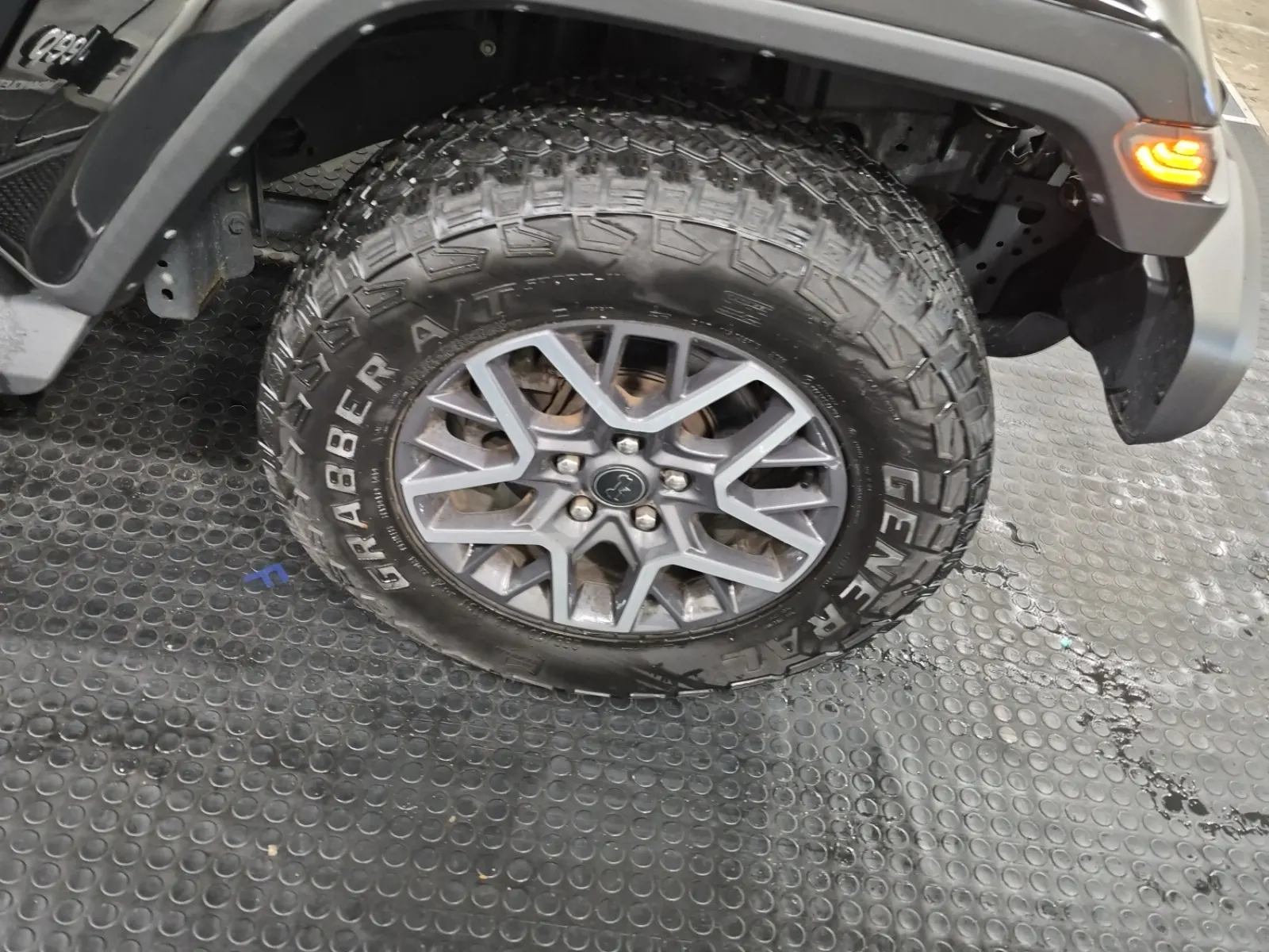 Right Front Wheel/Tire Photo