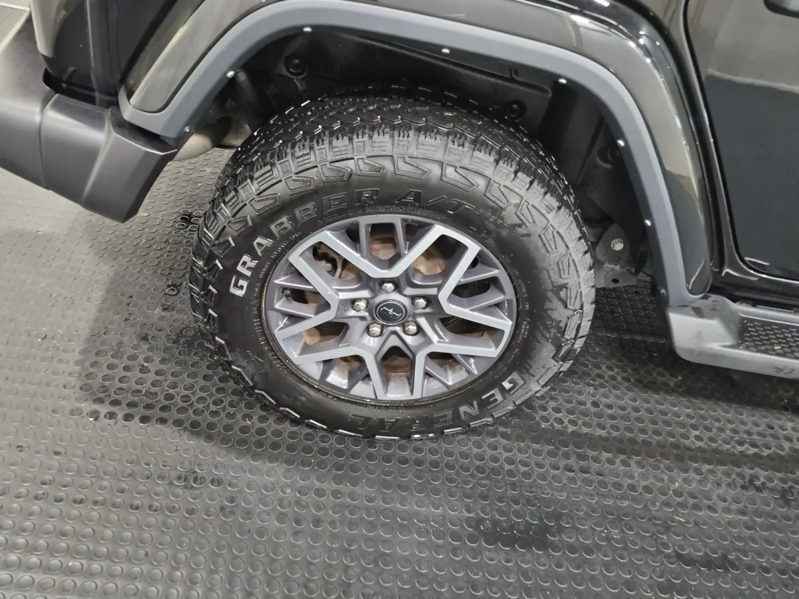 Right Rear Wheel/Tire Photo