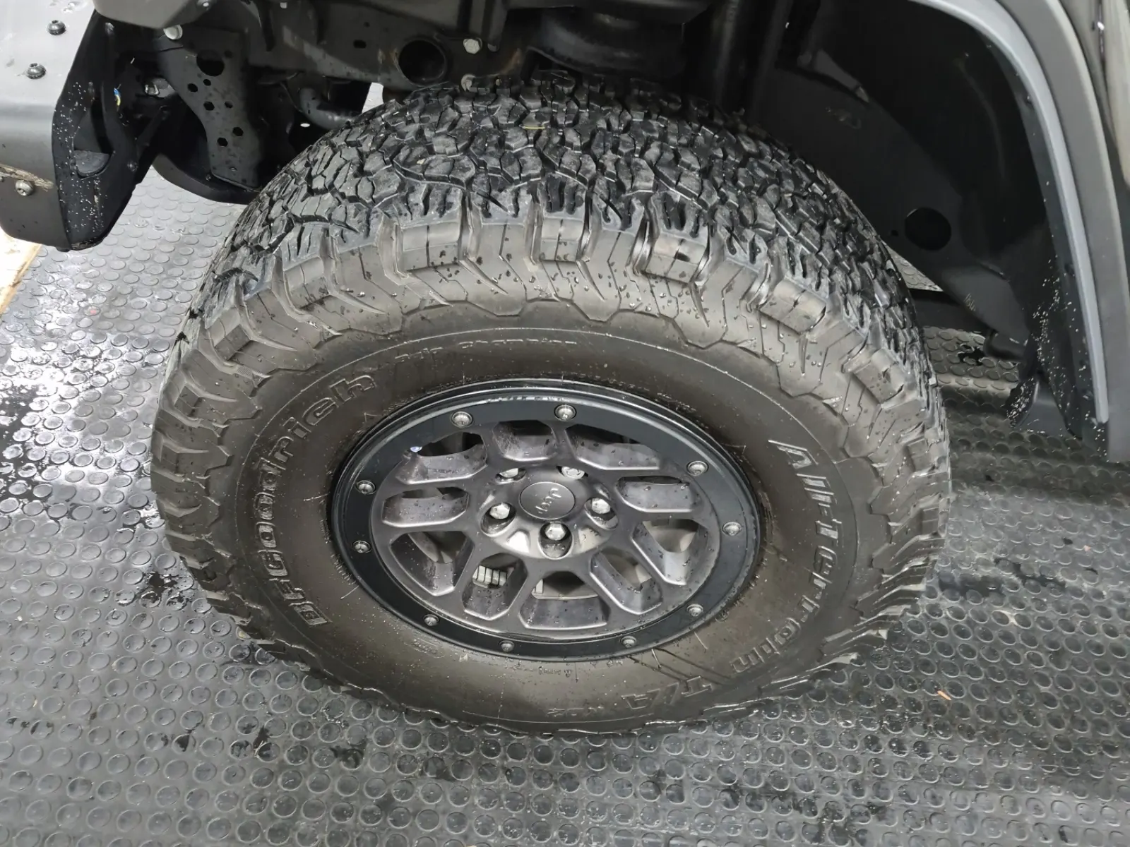 Front driver wheel/tire photo