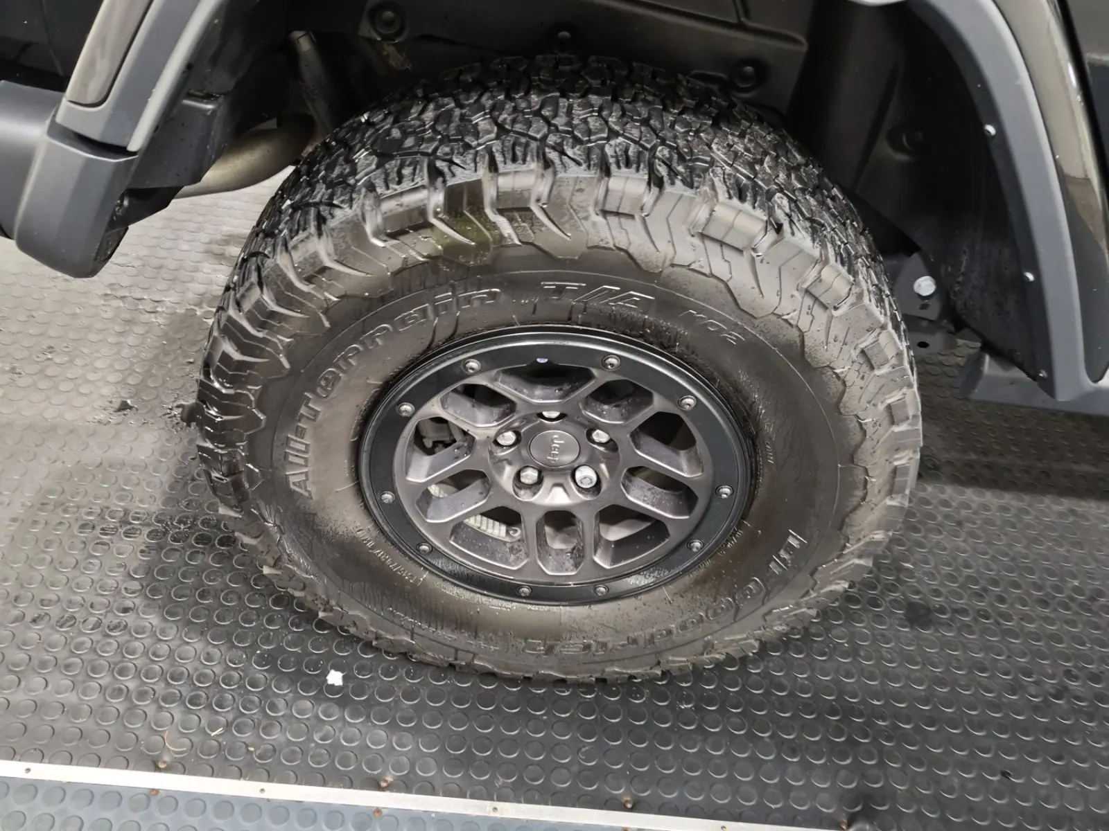 Right Rear Wheel/Tire Photo
