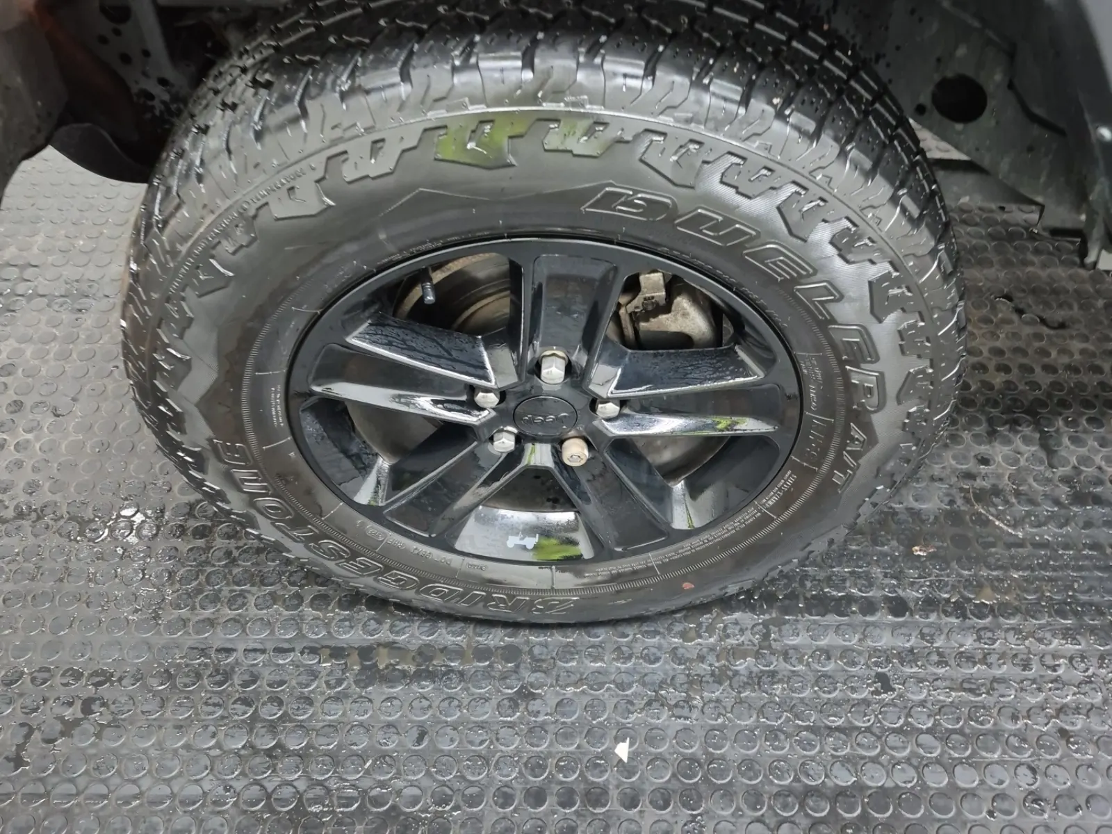 Front driver wheel/tire photo