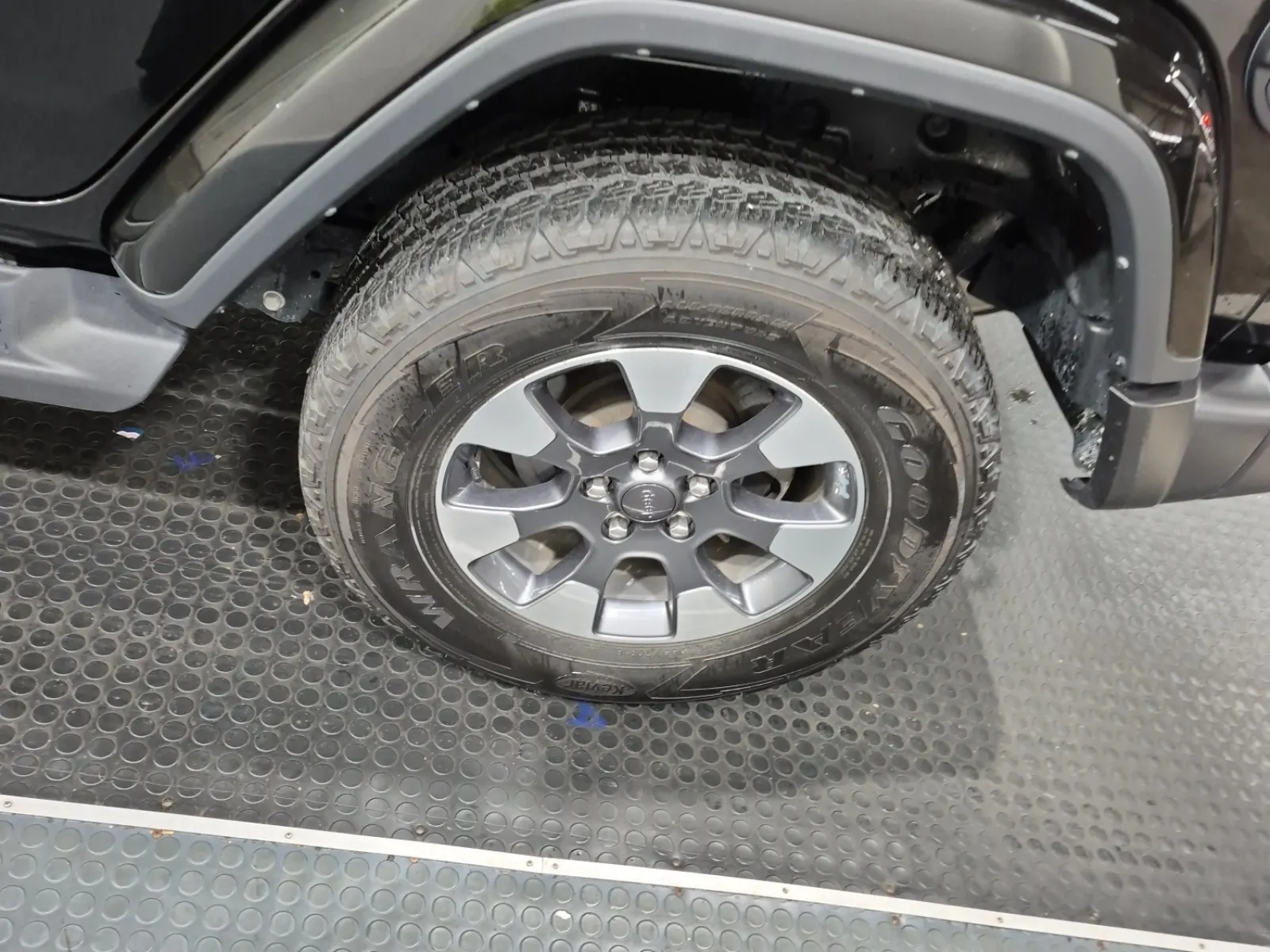 Left Rear Wheel/Tire Photo