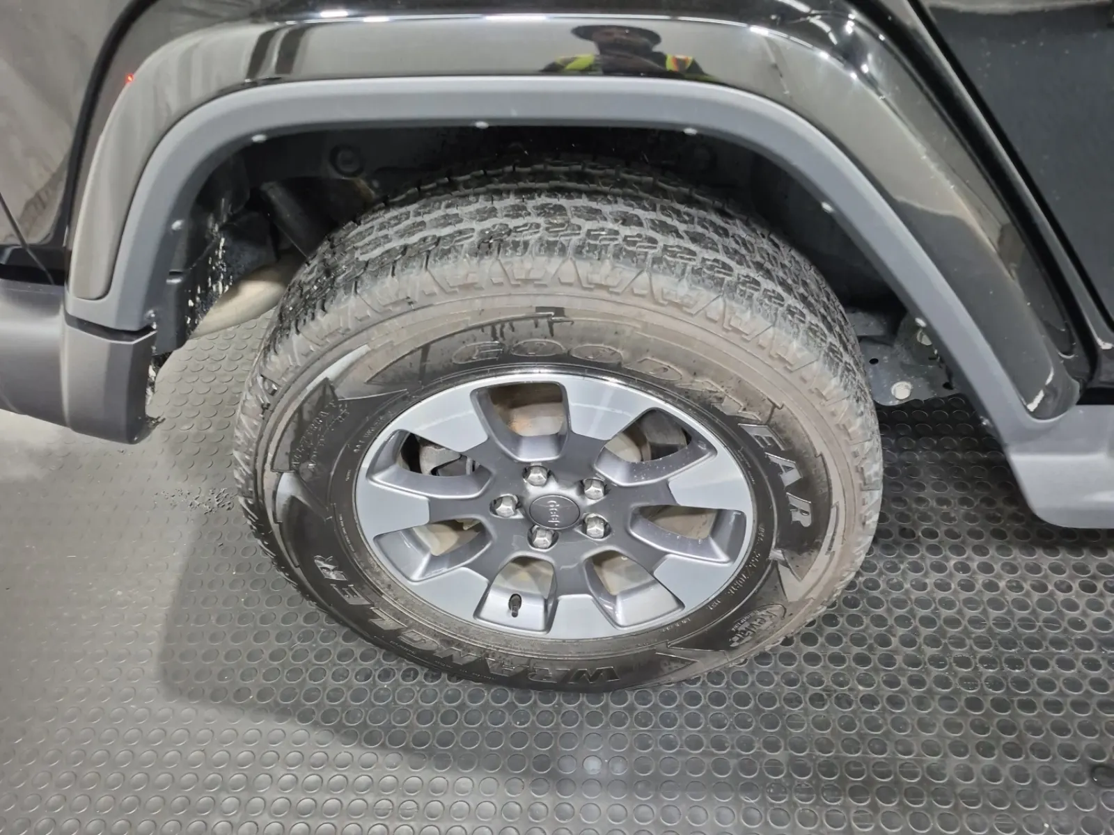 Right Rear Wheel/Tire Photo
