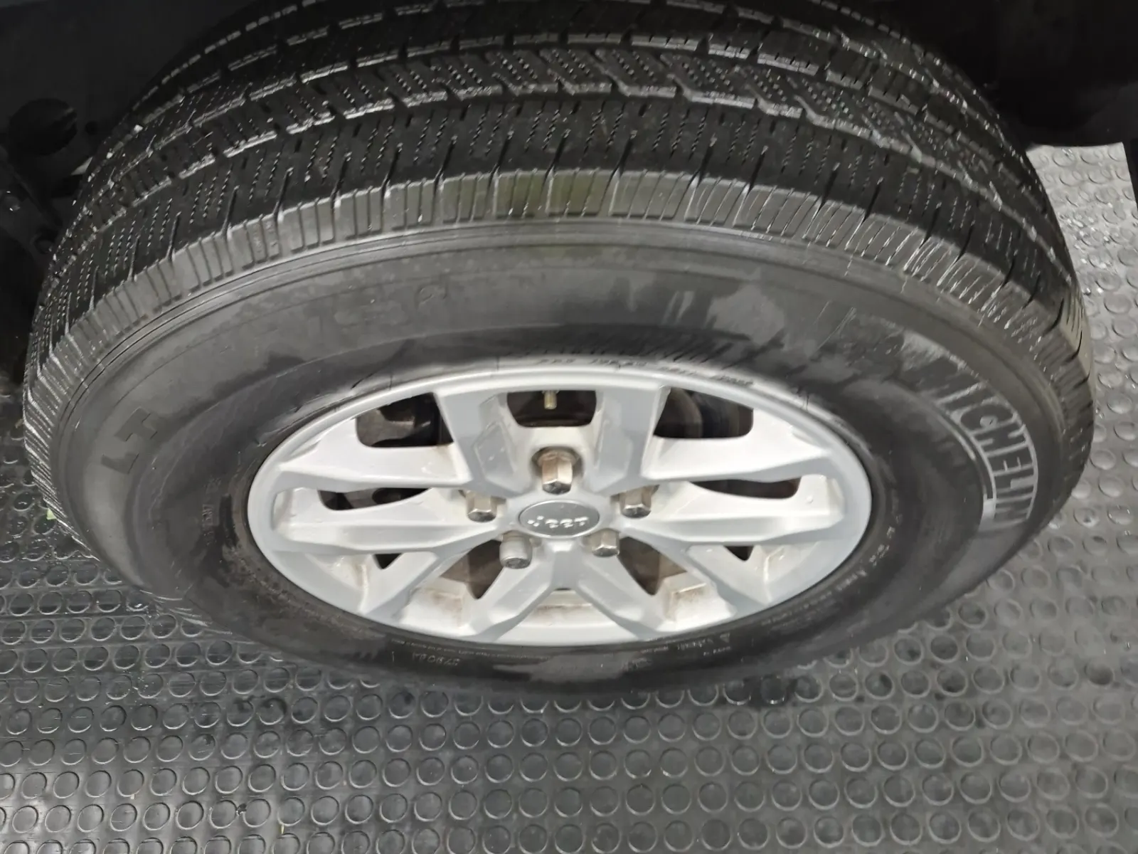 Right Front Wheel/Tire Photo