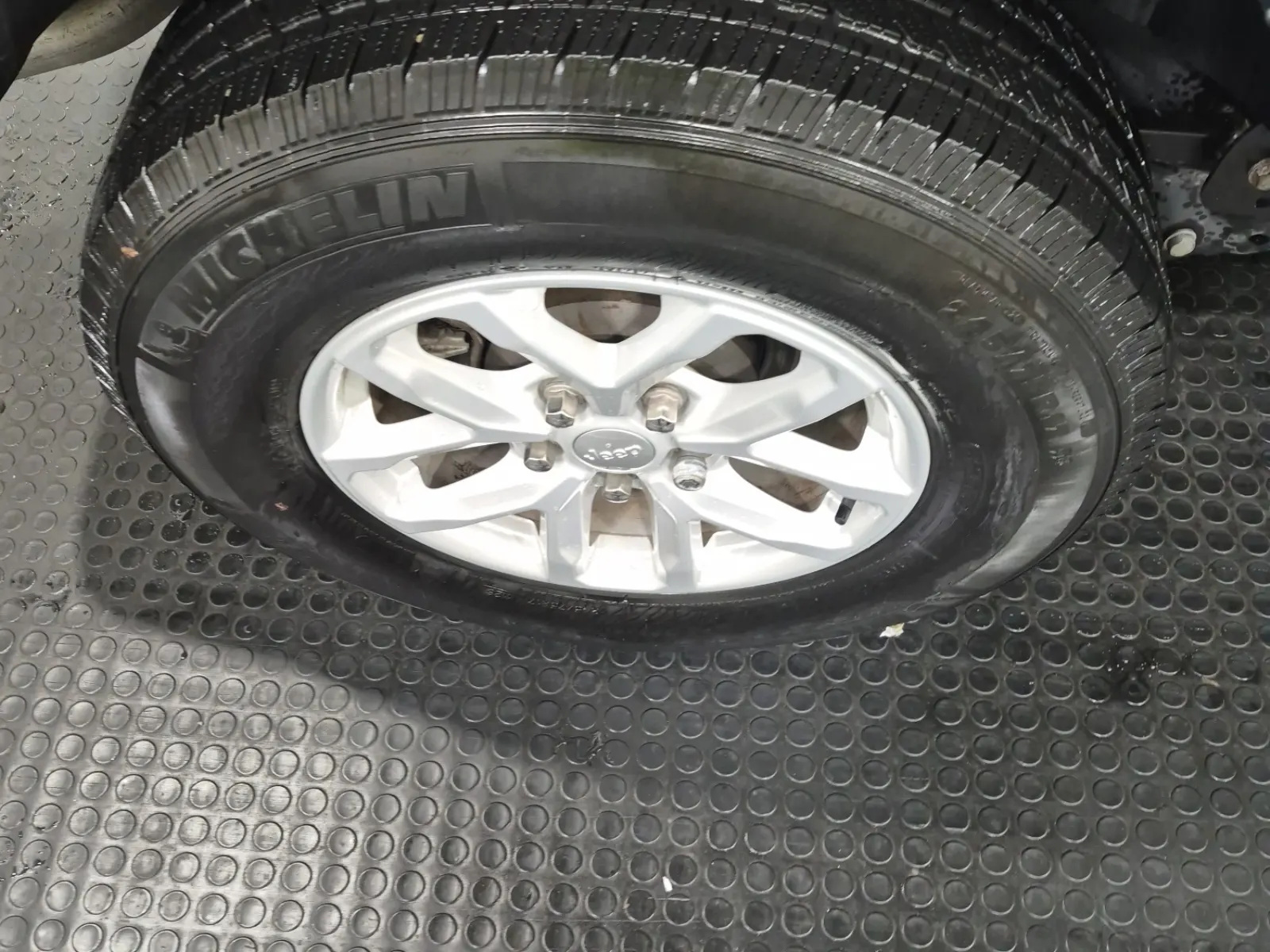 Right Rear Wheel/Tire Photo