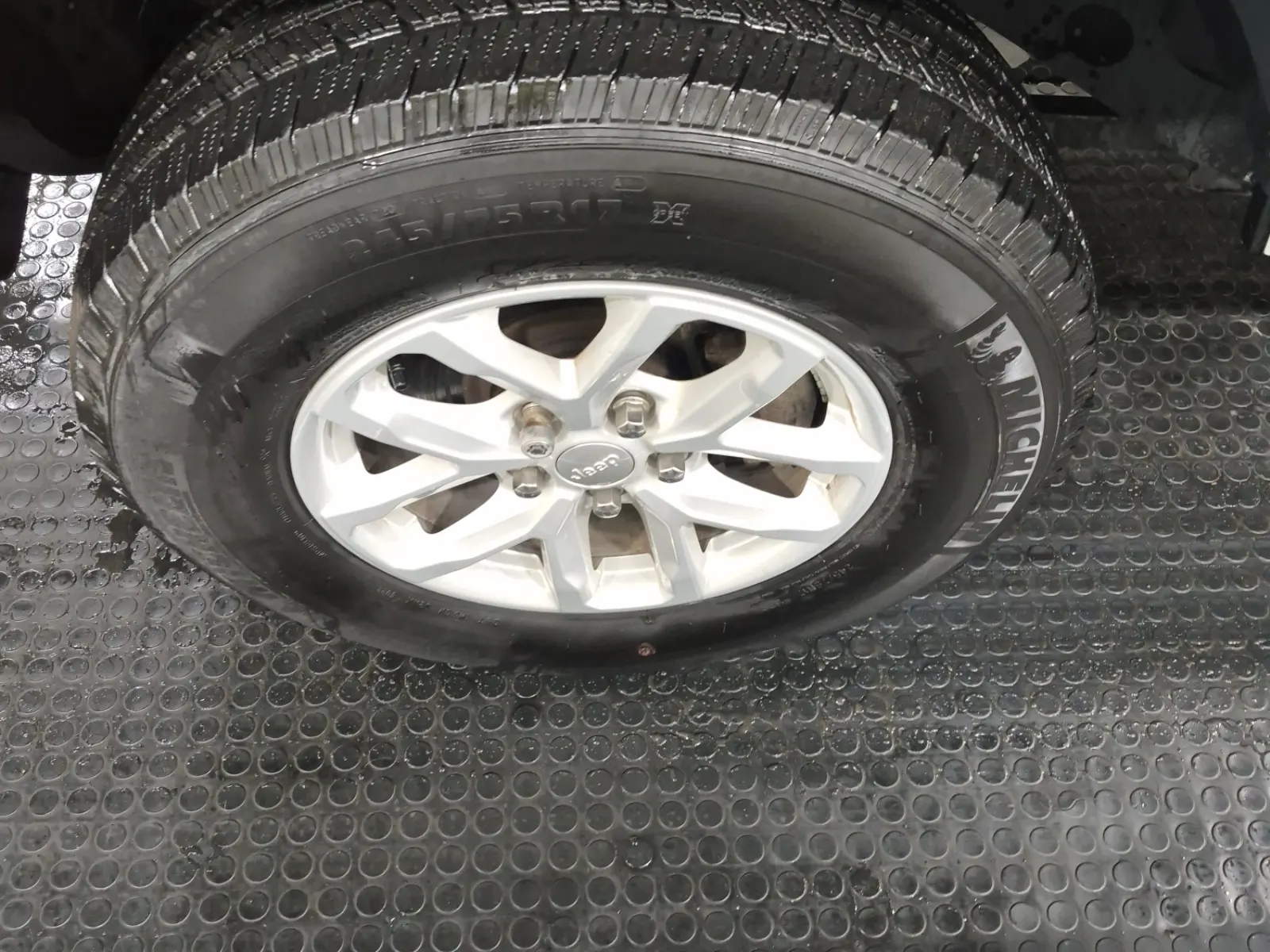 Front driver wheel/tire photo