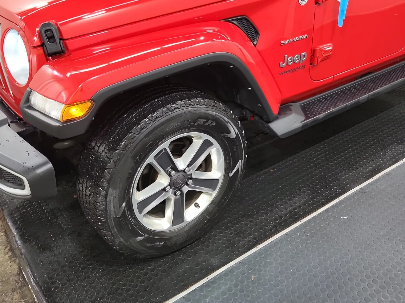 Front driver wheel/tire photo