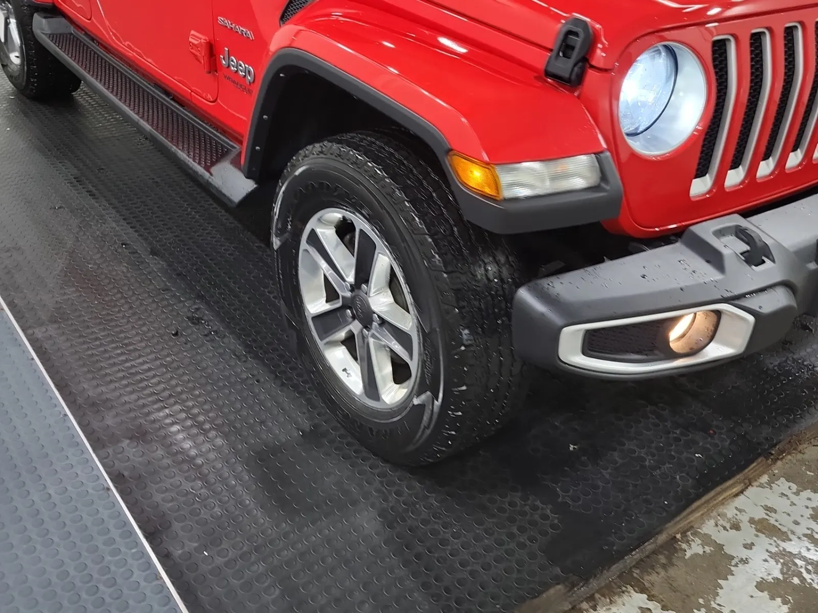 Right Front Wheel/Tire Photo