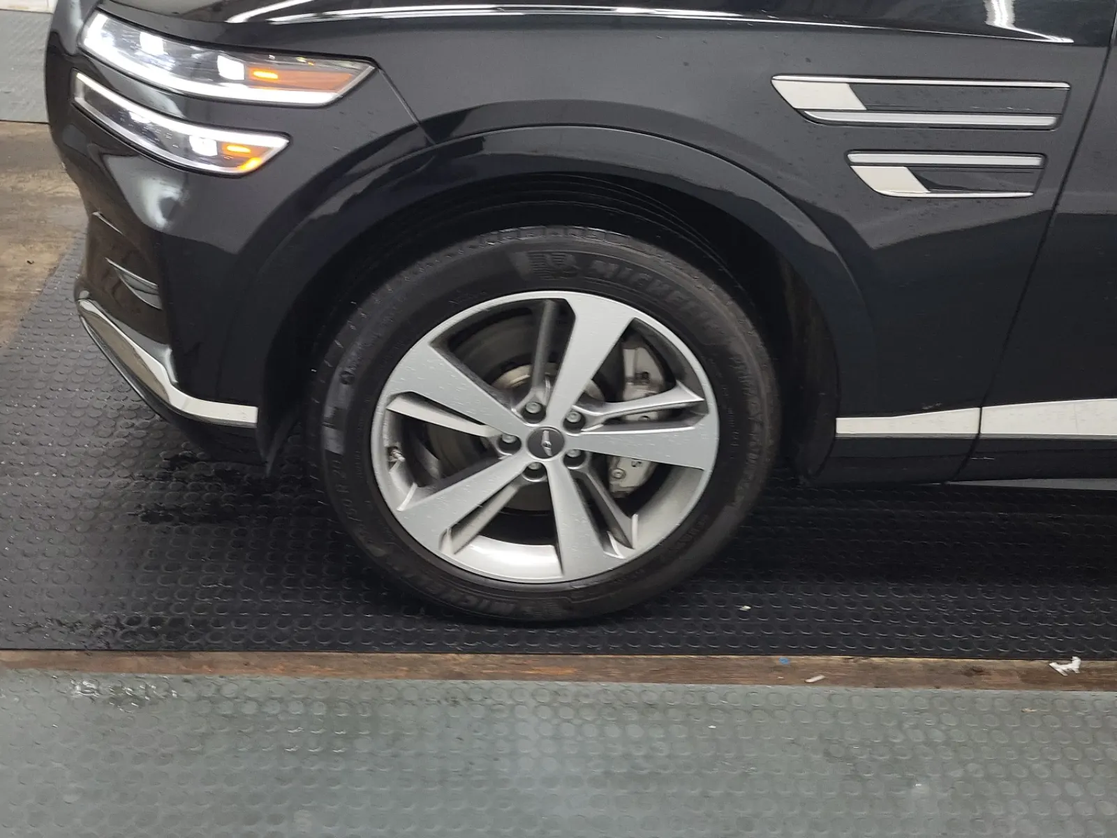 Front driver wheel/tire photo