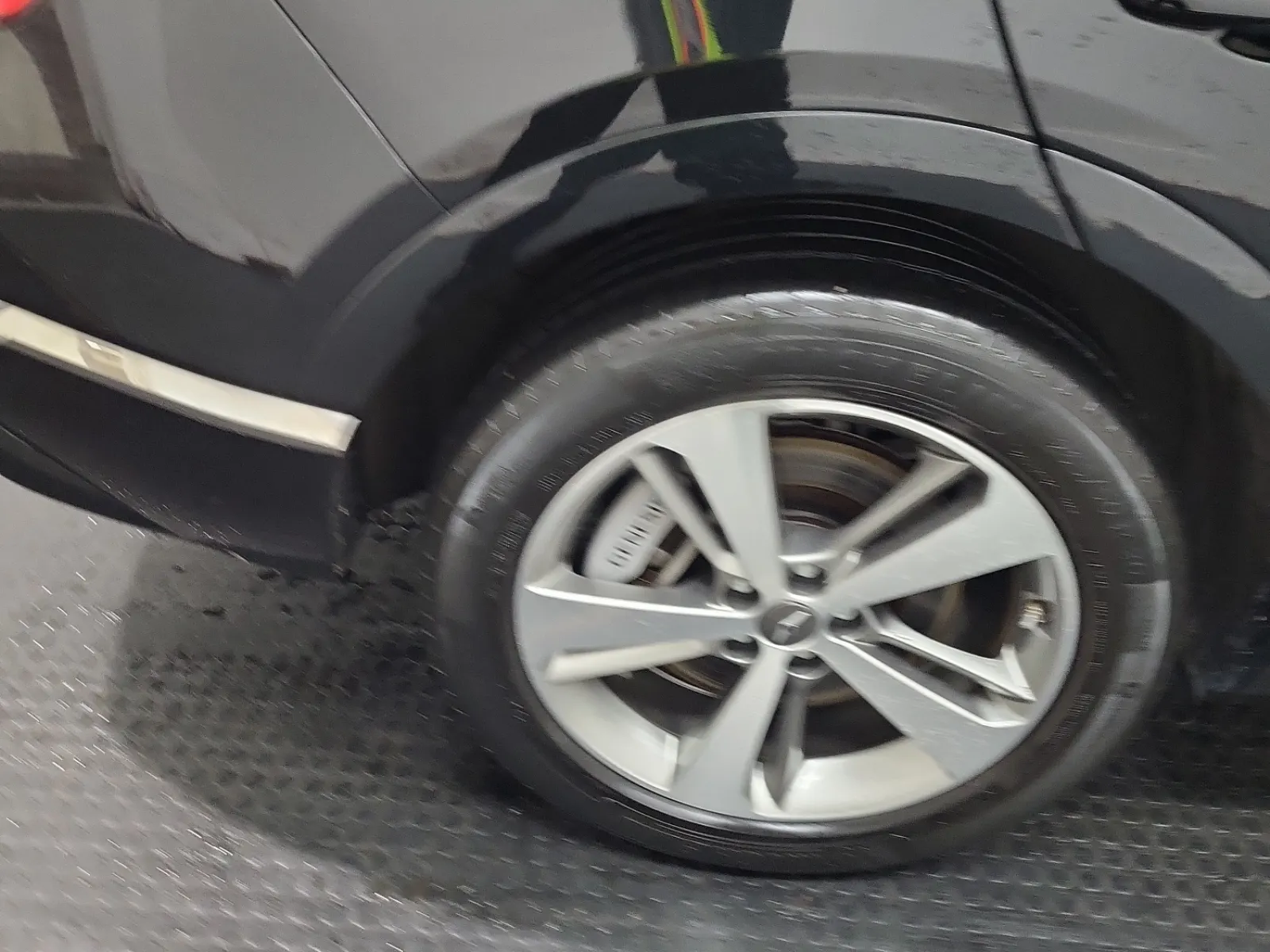 Right Rear Wheel/Tire Photo