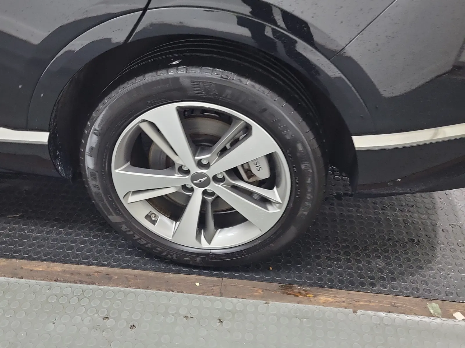 Left Rear Wheel/Tire Photo
