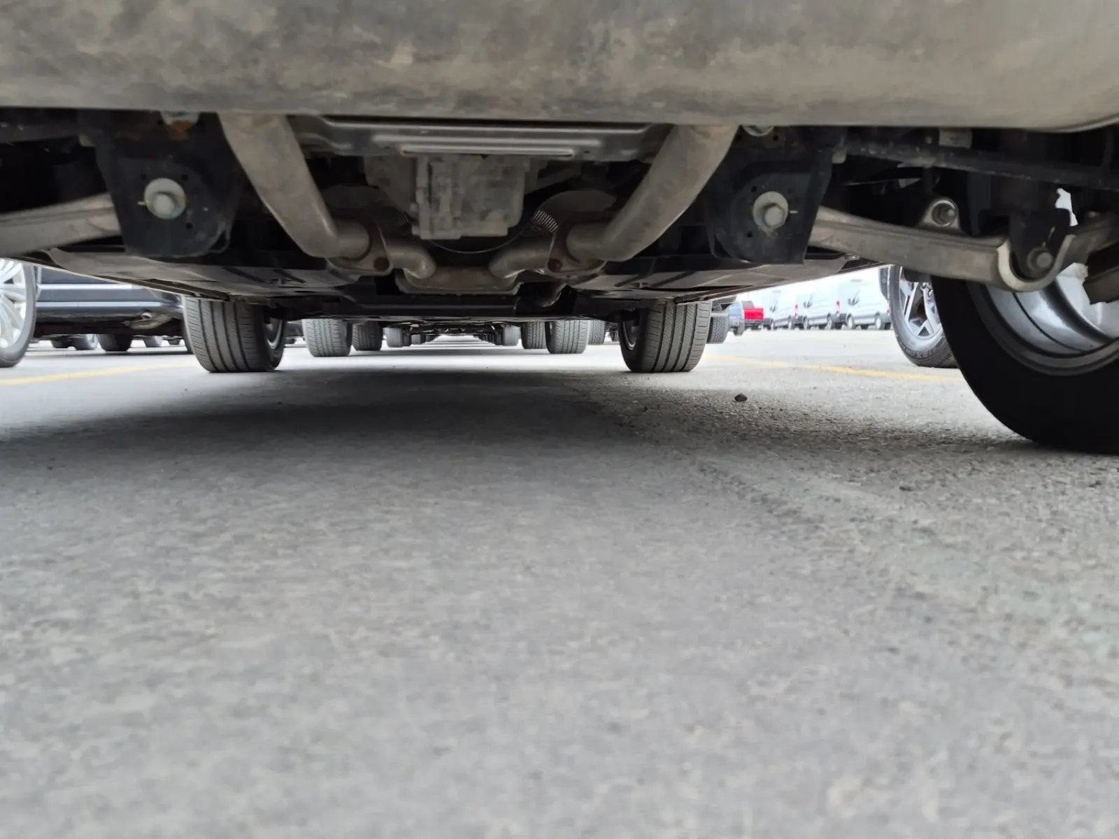 Undercarriage - Rear Photo