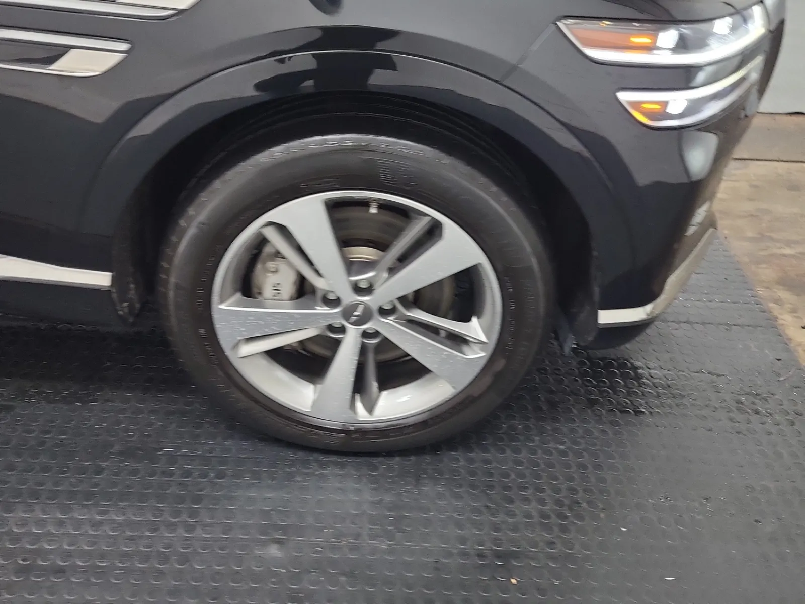 Right Front Wheel/Tire Photo