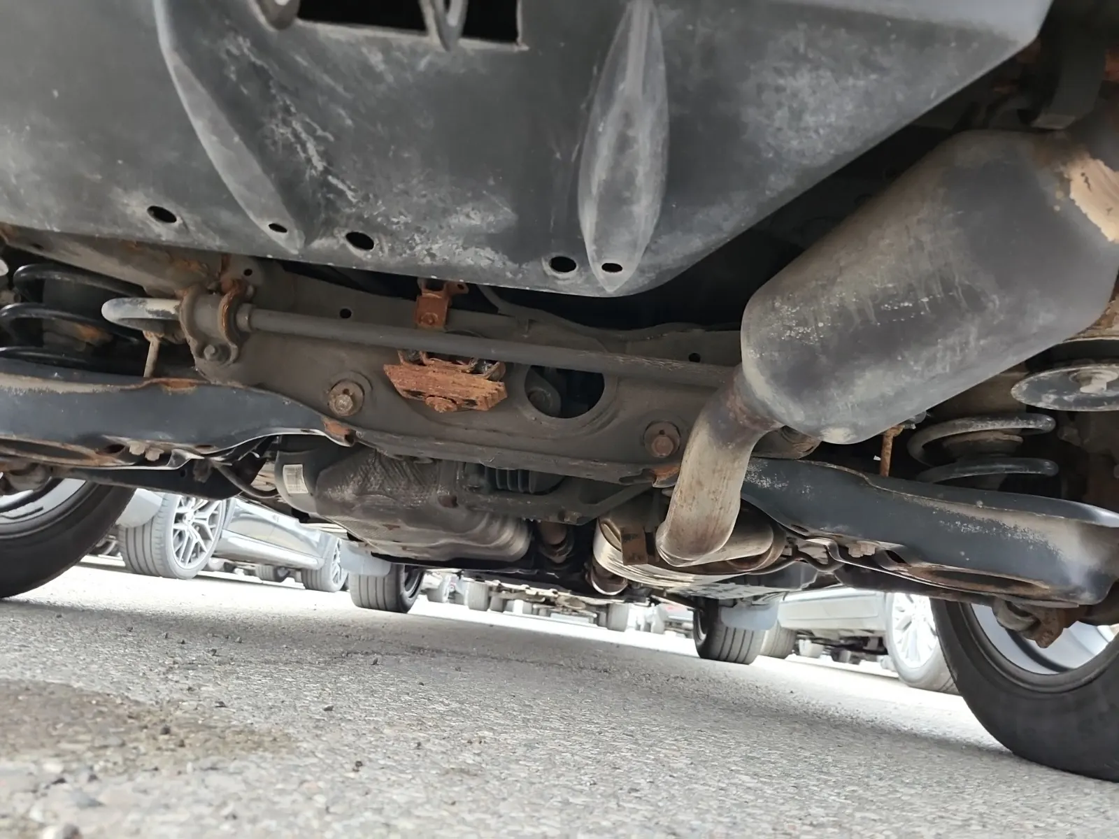 Undercarriage - Rear Photo