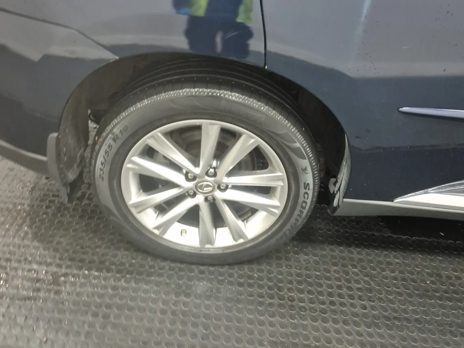 Right Rear Wheel/Tire Photo