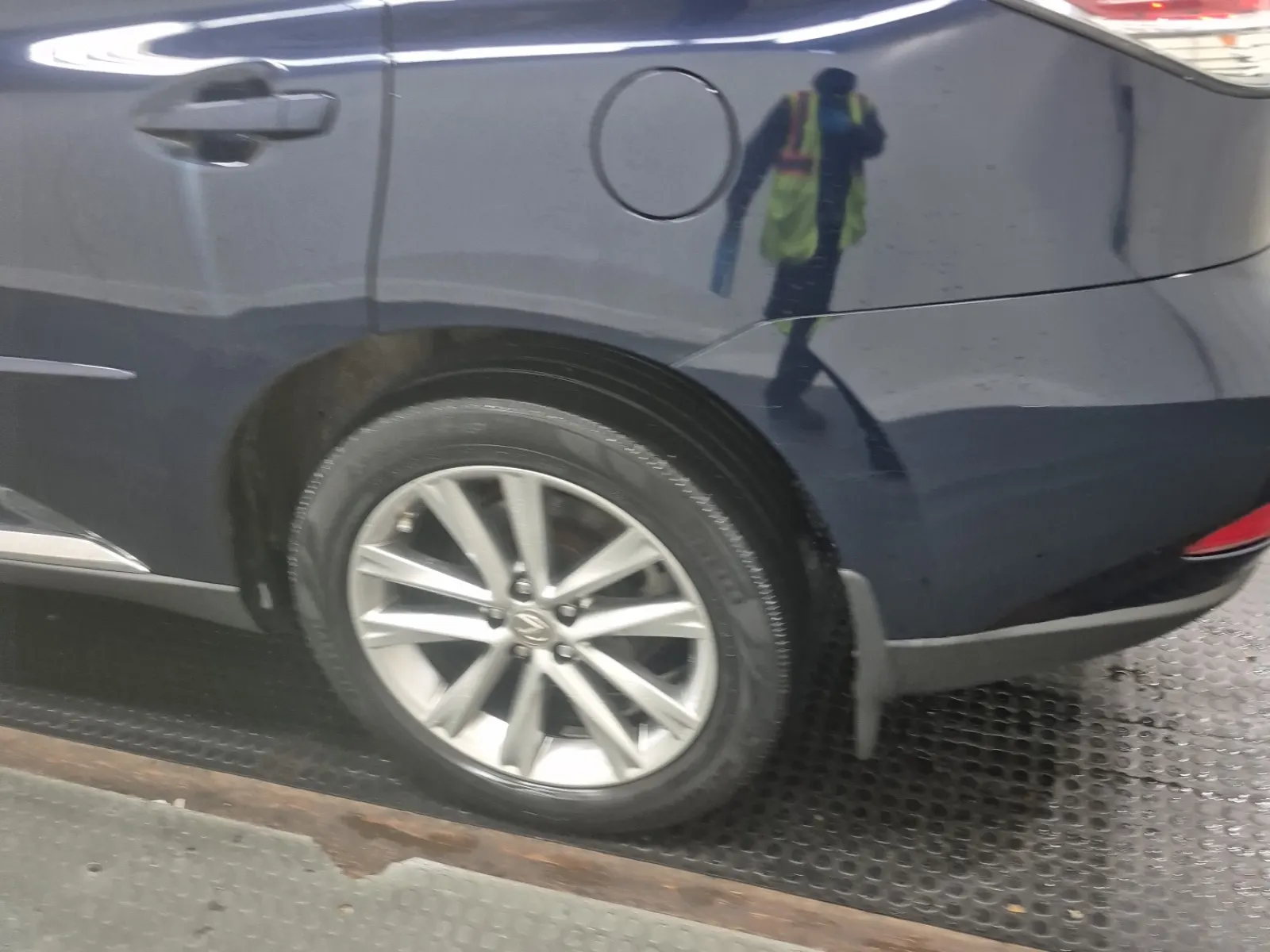 Left Rear Wheel/Tire Photo