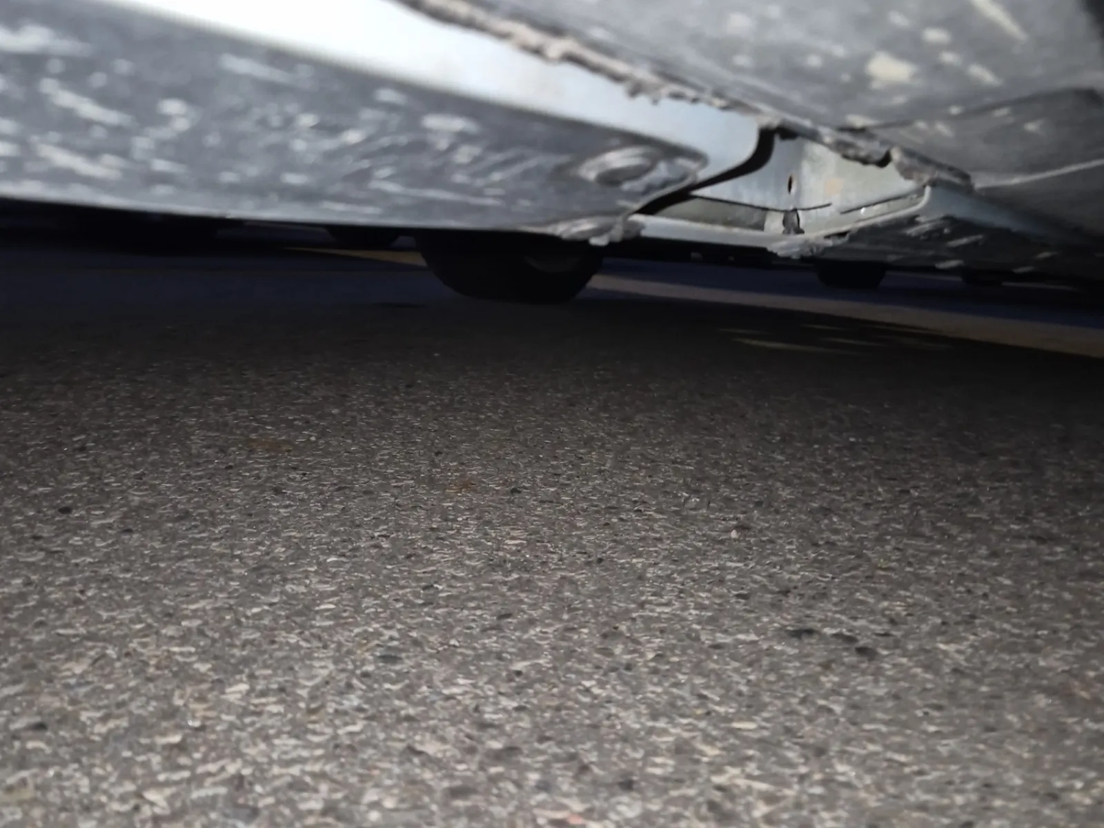 Undercarriage - Passenger Photo