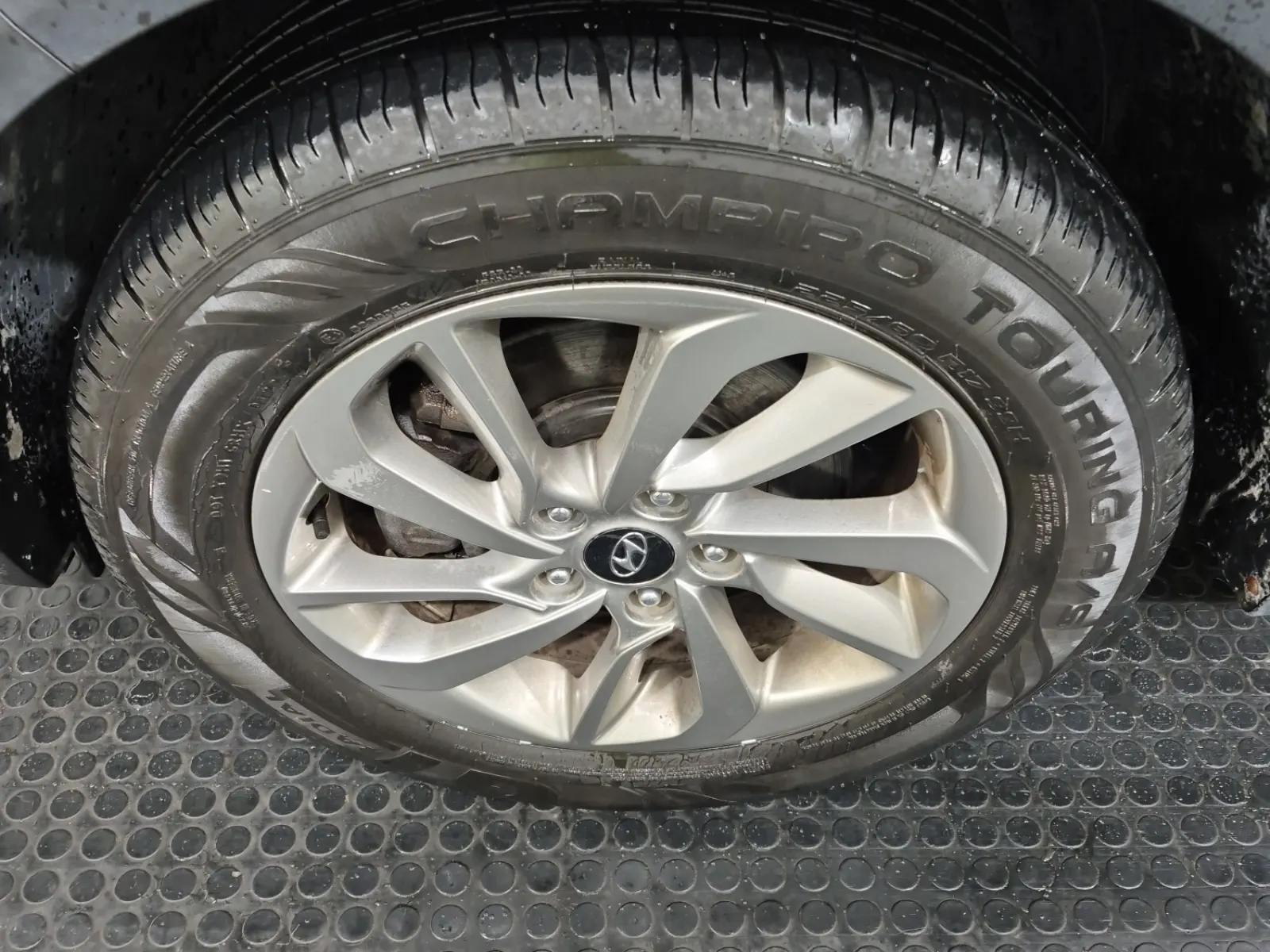 Front driver wheel/tire photo