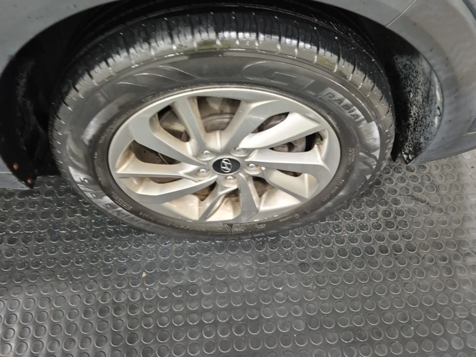Right Front Wheel/Tire Photo