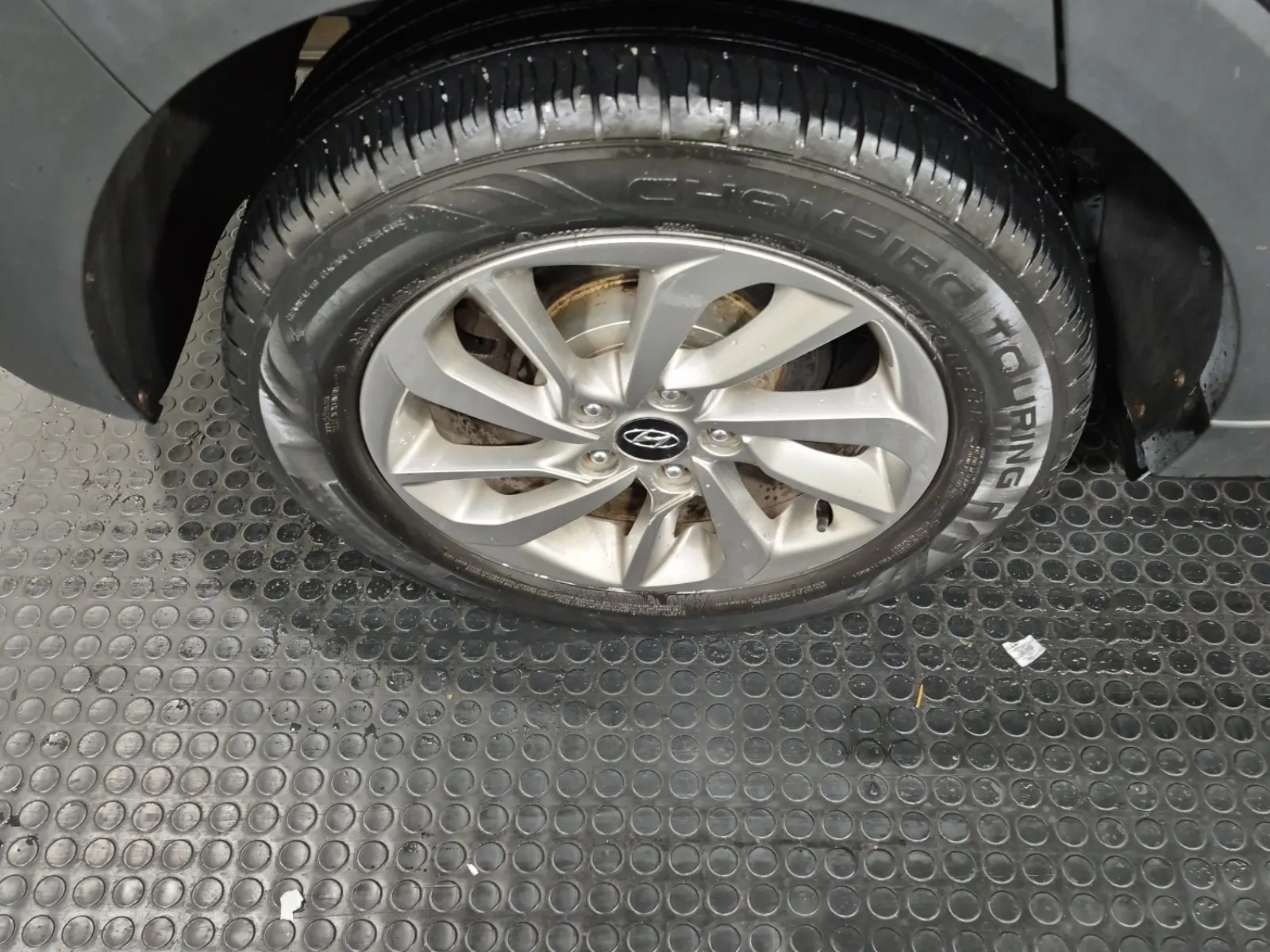Right Rear Wheel/Tire Photo