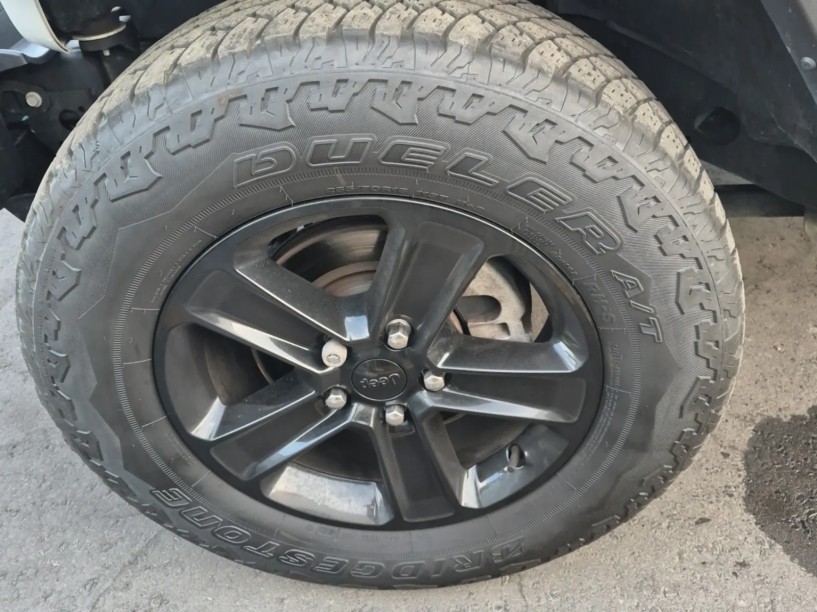 Front driver wheel/tire photo