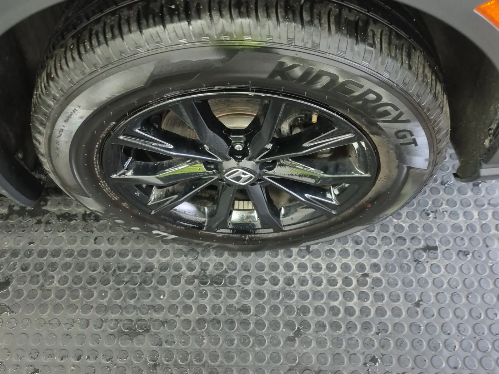 Right Front Wheel/Tire Photo