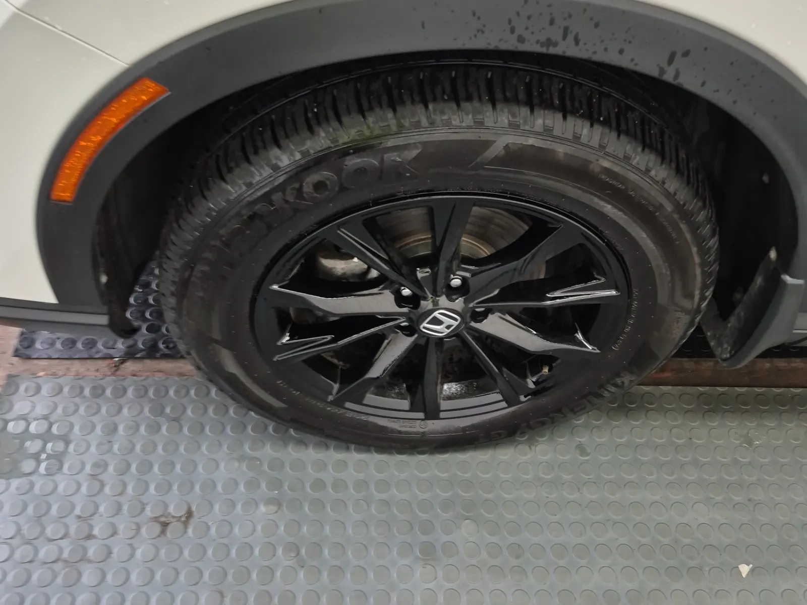 Front driver wheel/tire photo