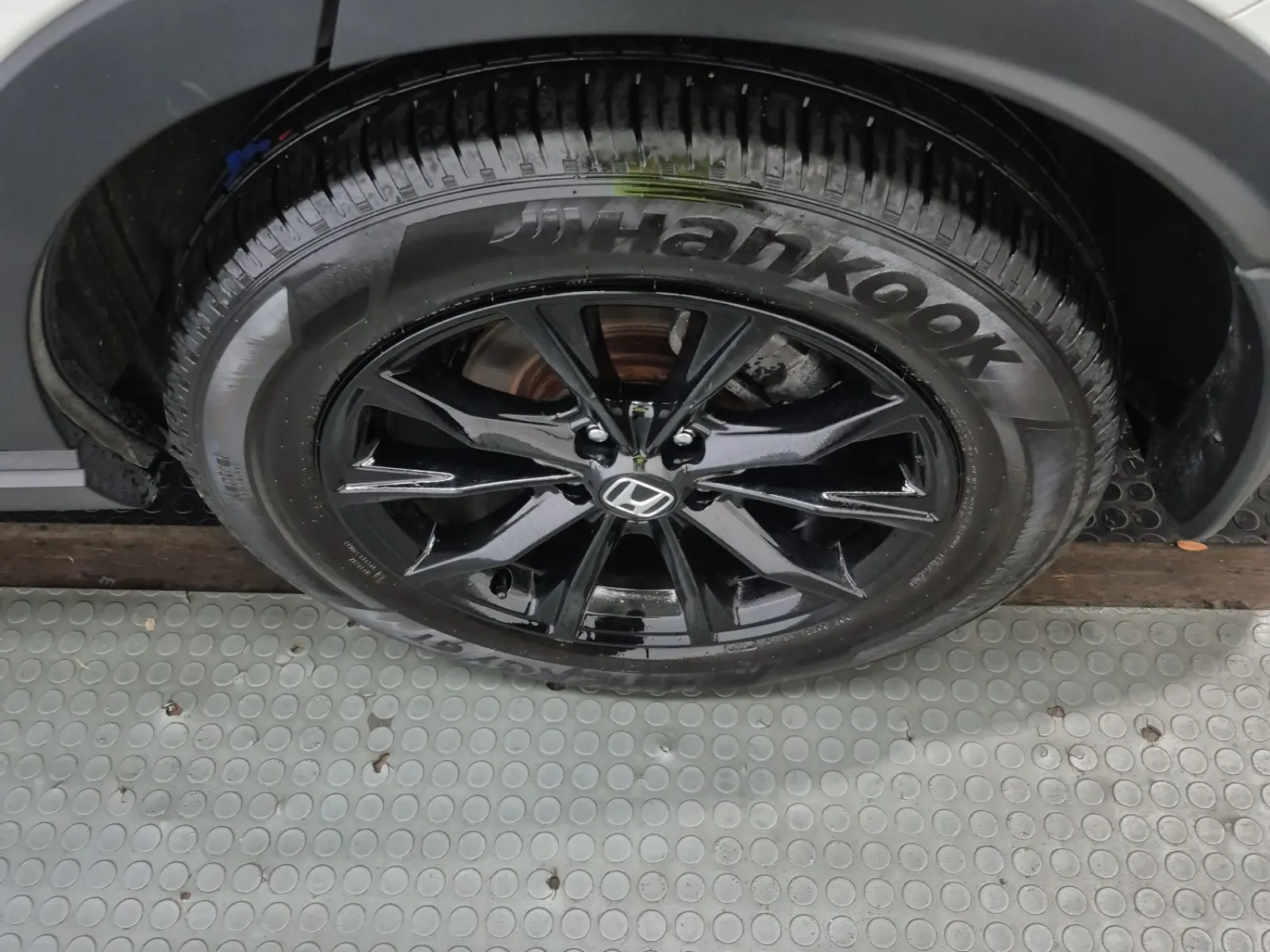 Left Rear Wheel/Tire Photo