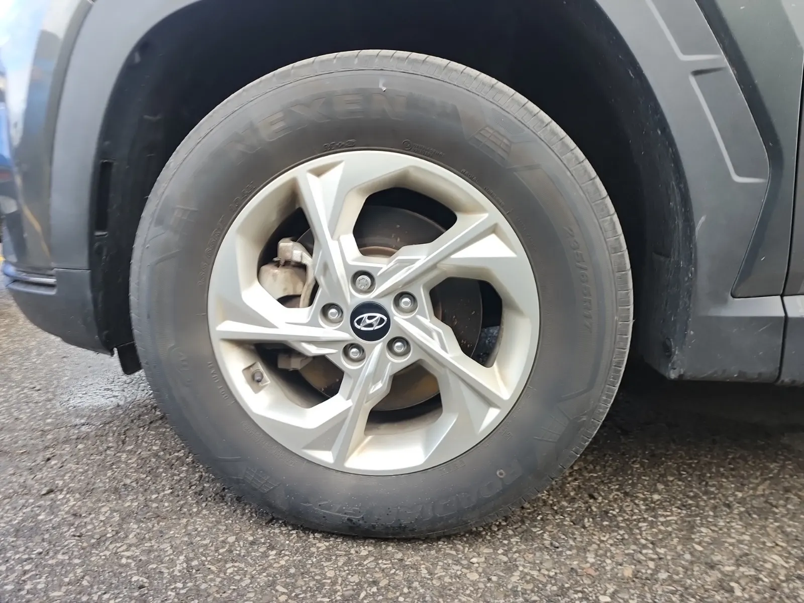 Front driver wheel/tire photo